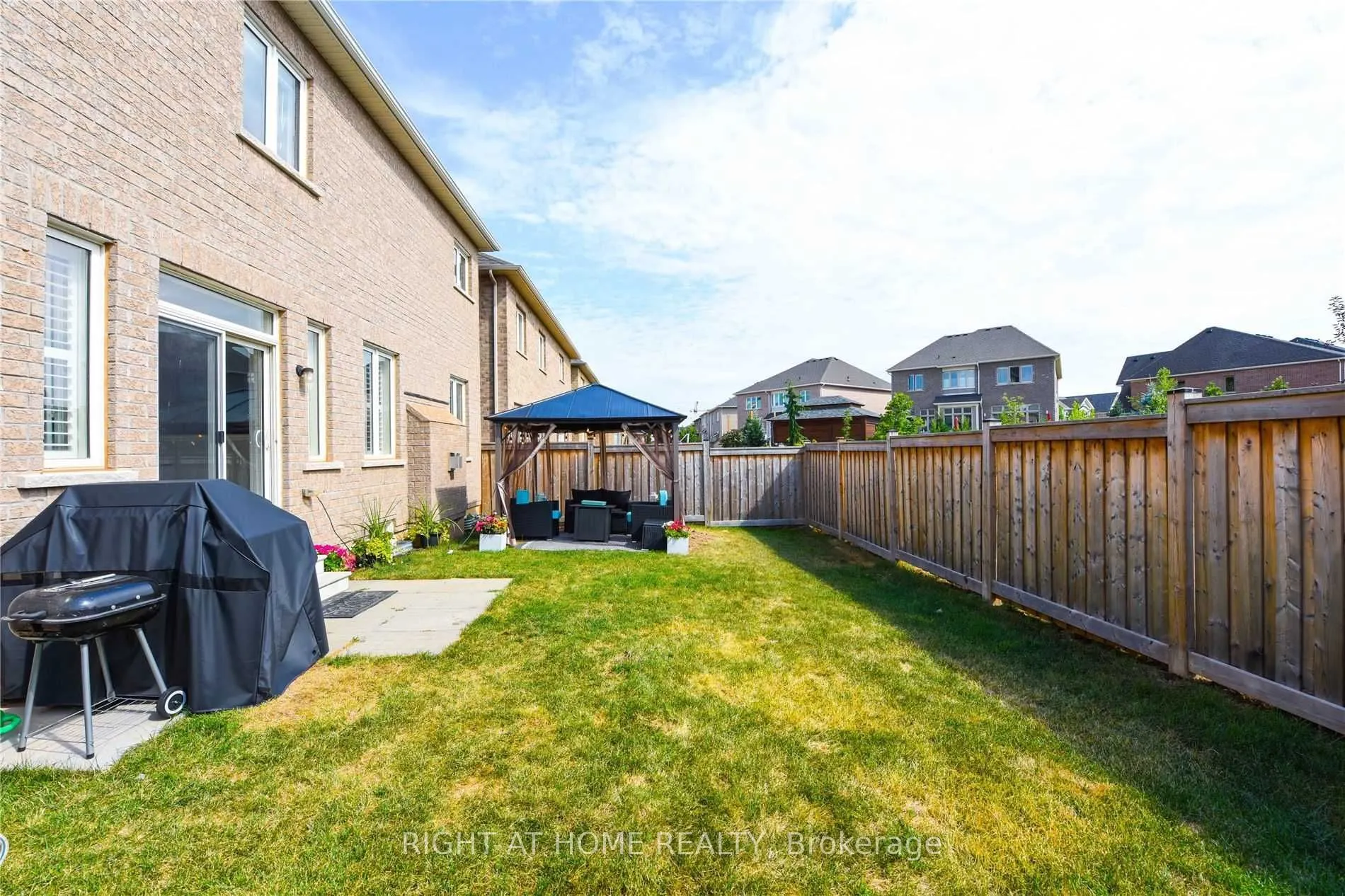 3152 Larry Crescent