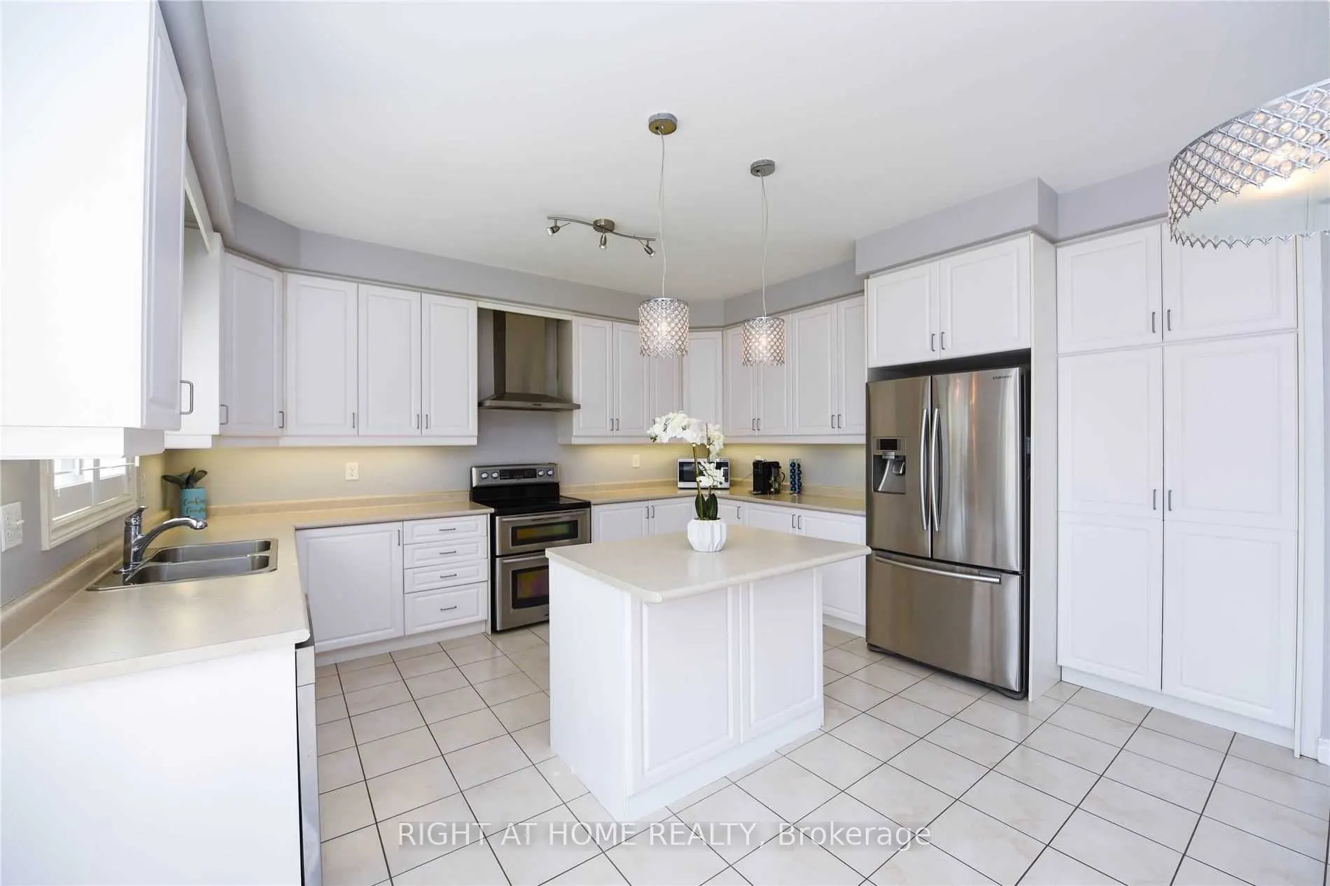 3152 Larry Crescent