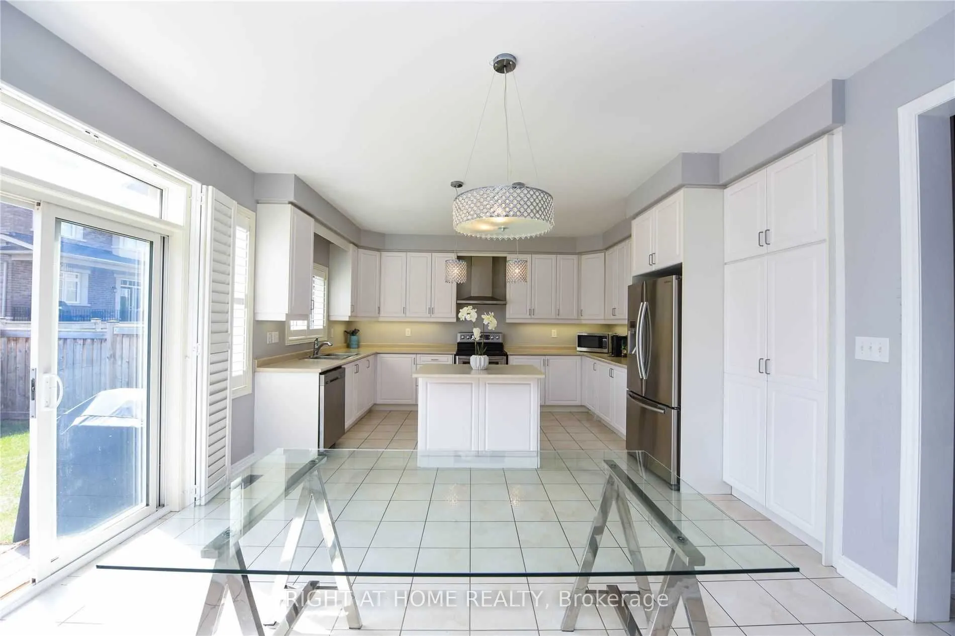3152 Larry Crescent