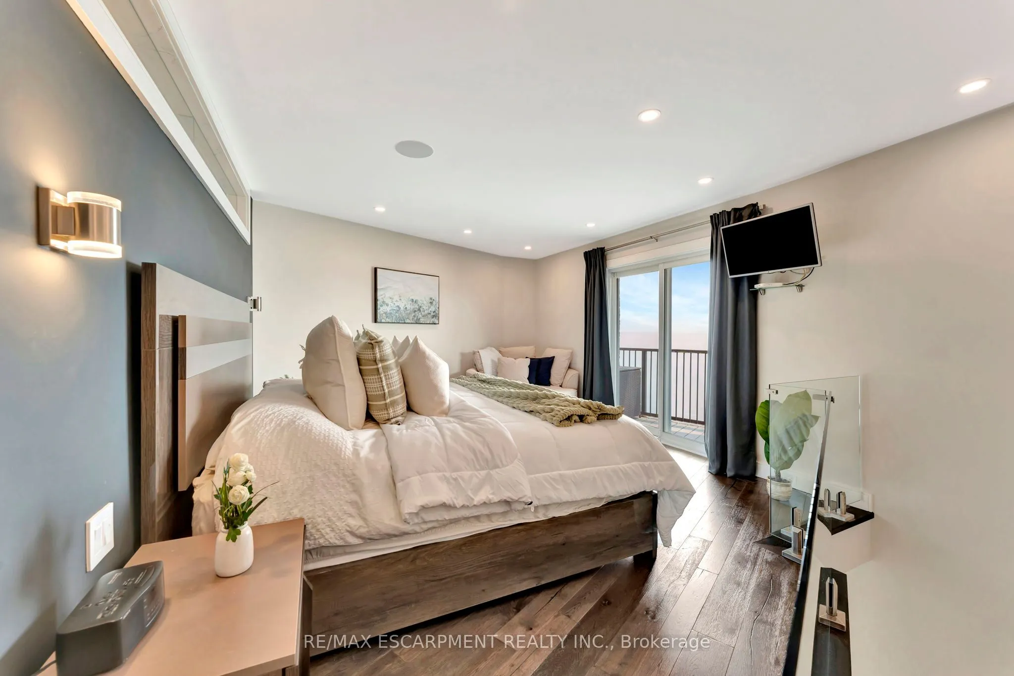 2136 Old Lakeshore Road, #3