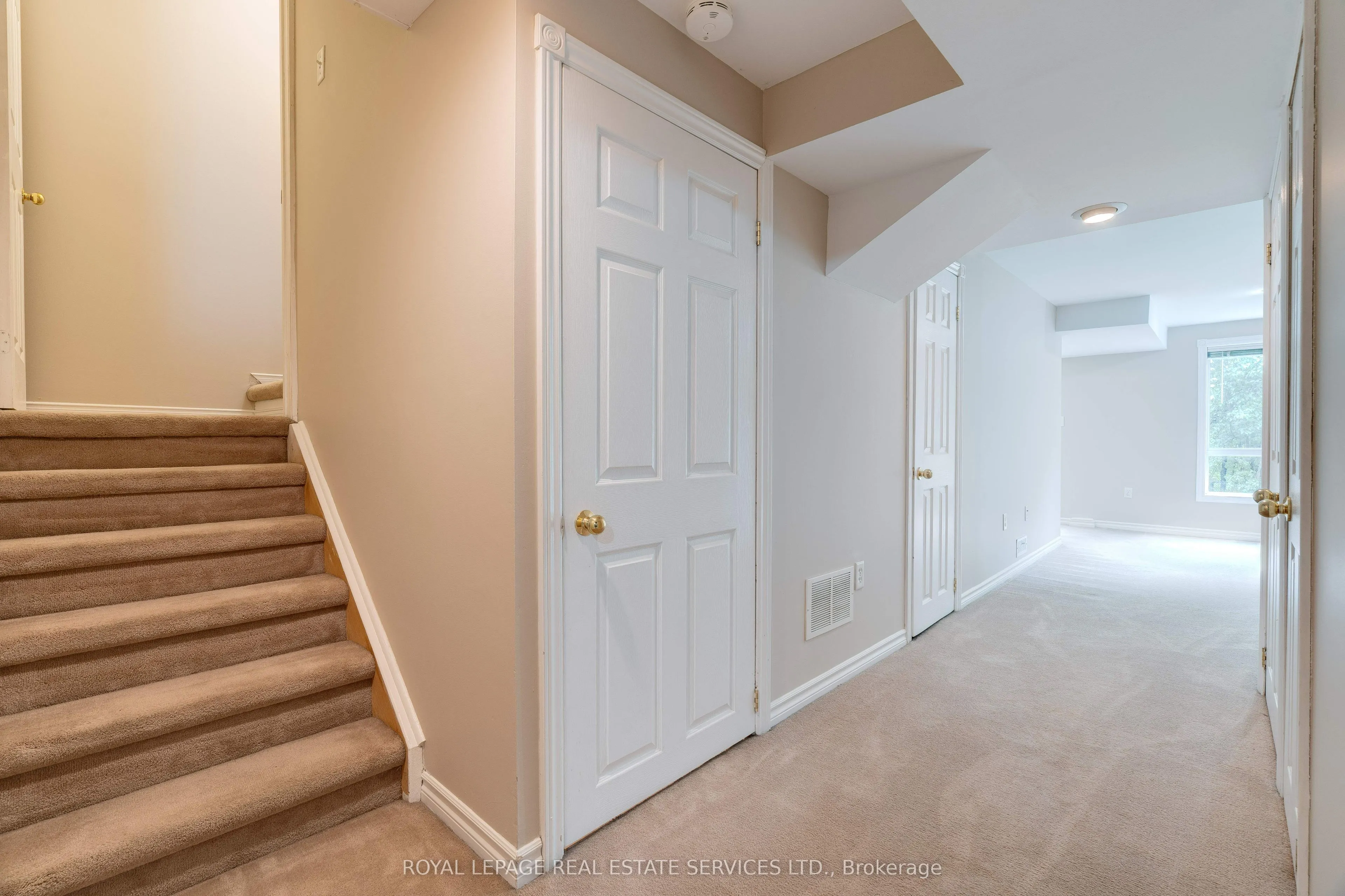 363 Ravineview Way