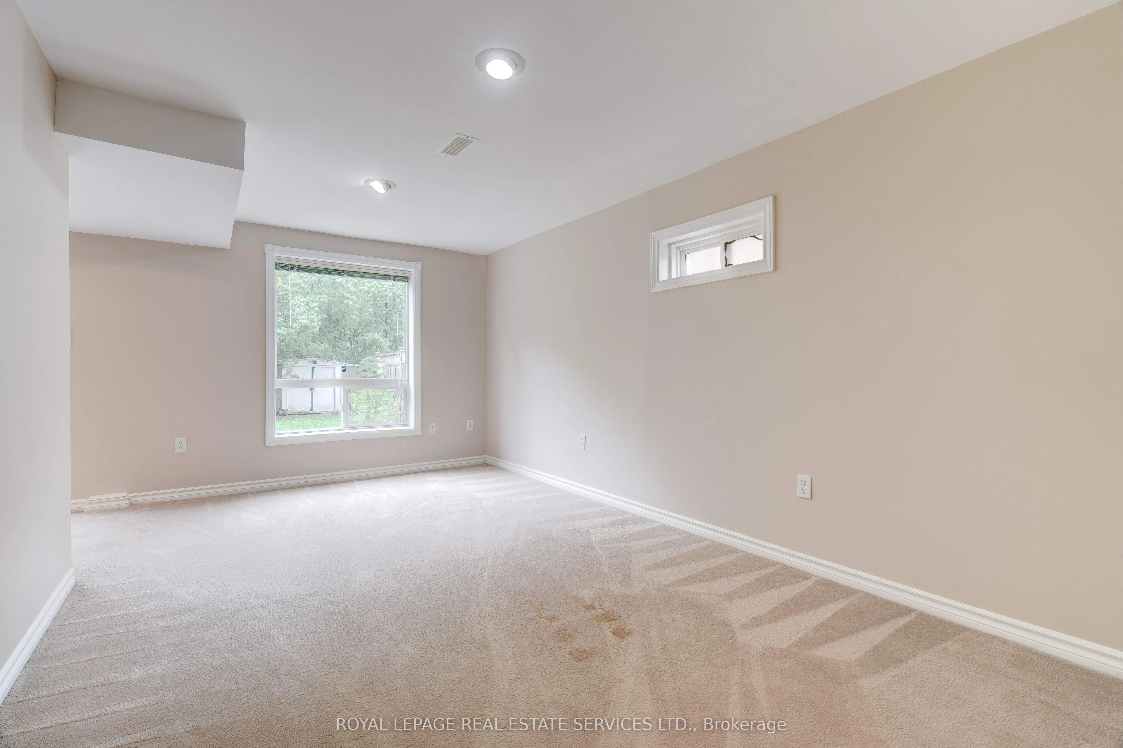 363 Ravineview Way
