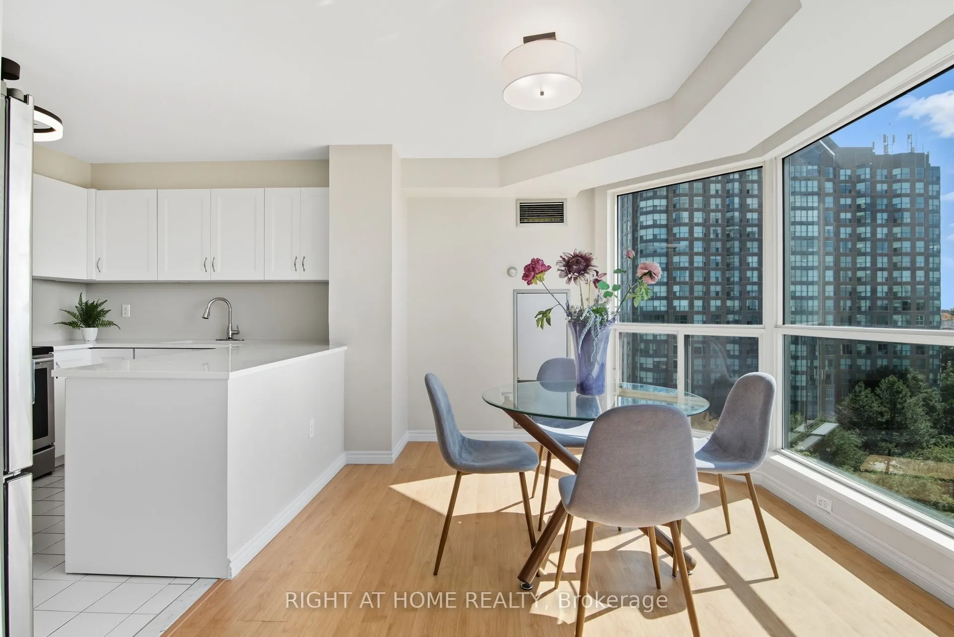 2155 Burnhamthorpe Road W, #909