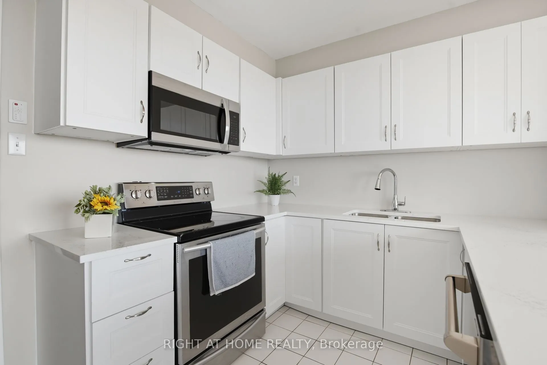 2155 Burnhamthorpe Road W, #909