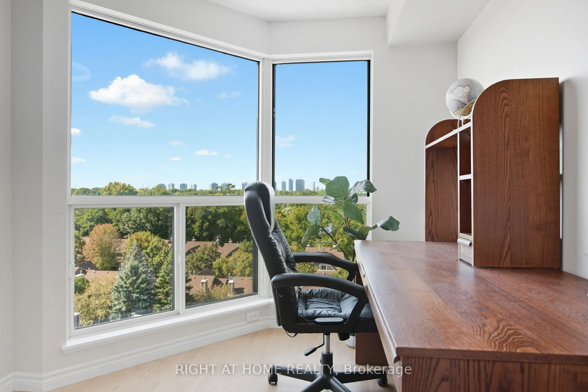 2155 Burnhamthorpe Road W, #909