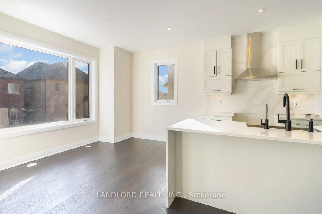 102 Settlers Road E