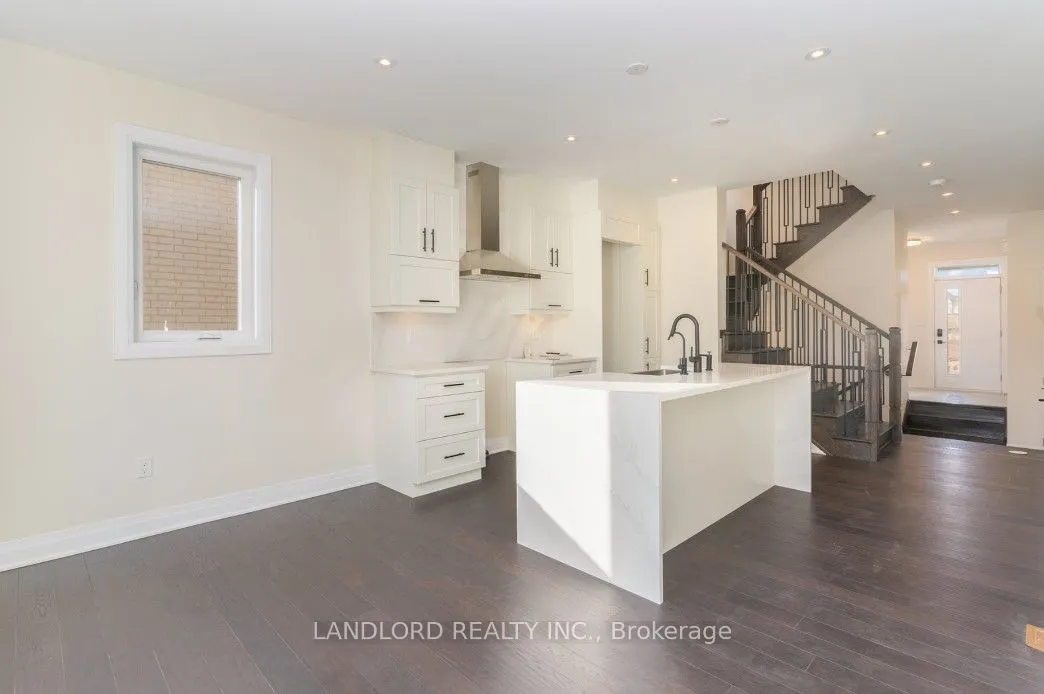 102 Settlers Road E
