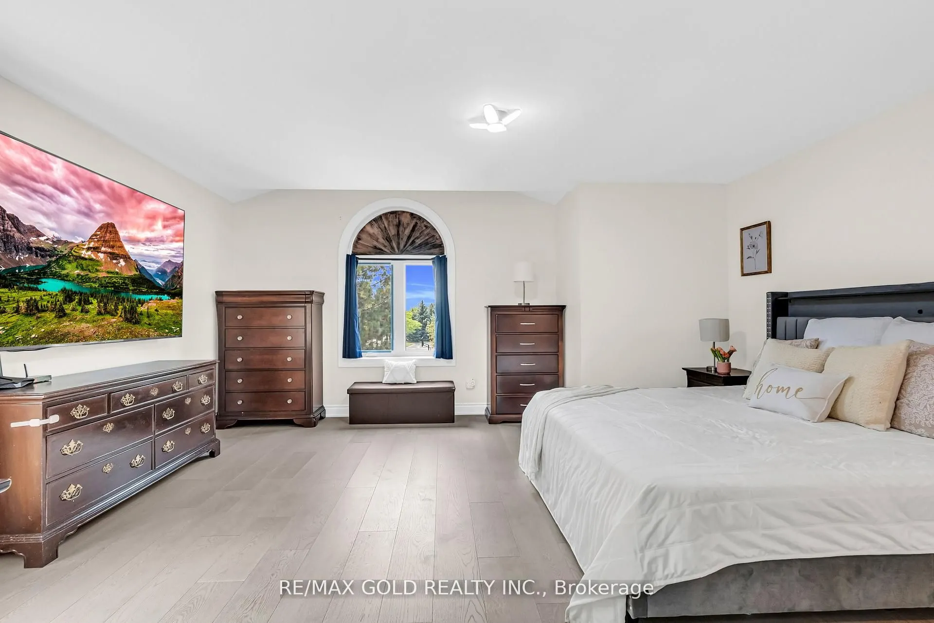 2901 Gardenview Crescent