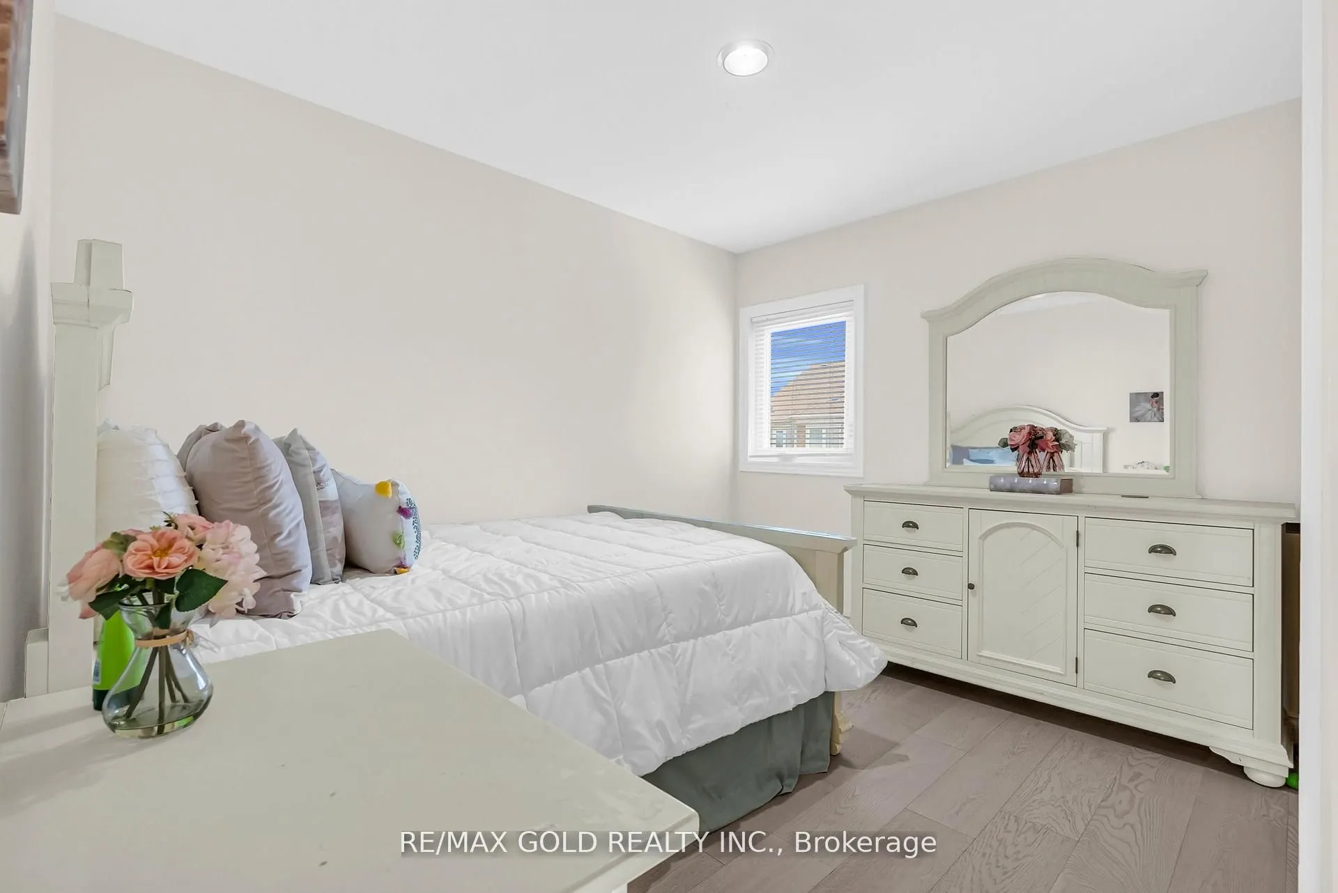 2901 Gardenview Crescent