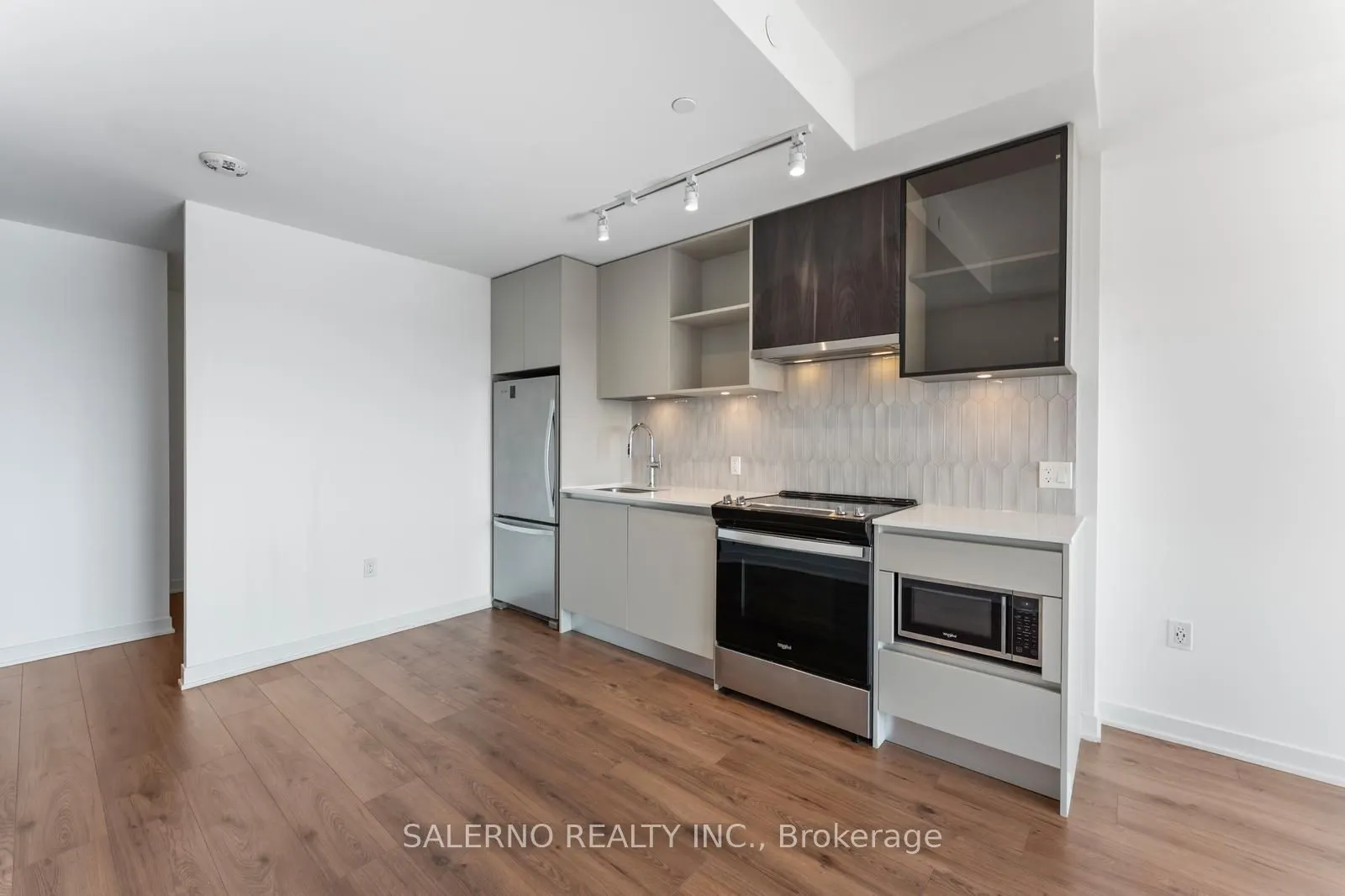 395 Dundas Street W, #612