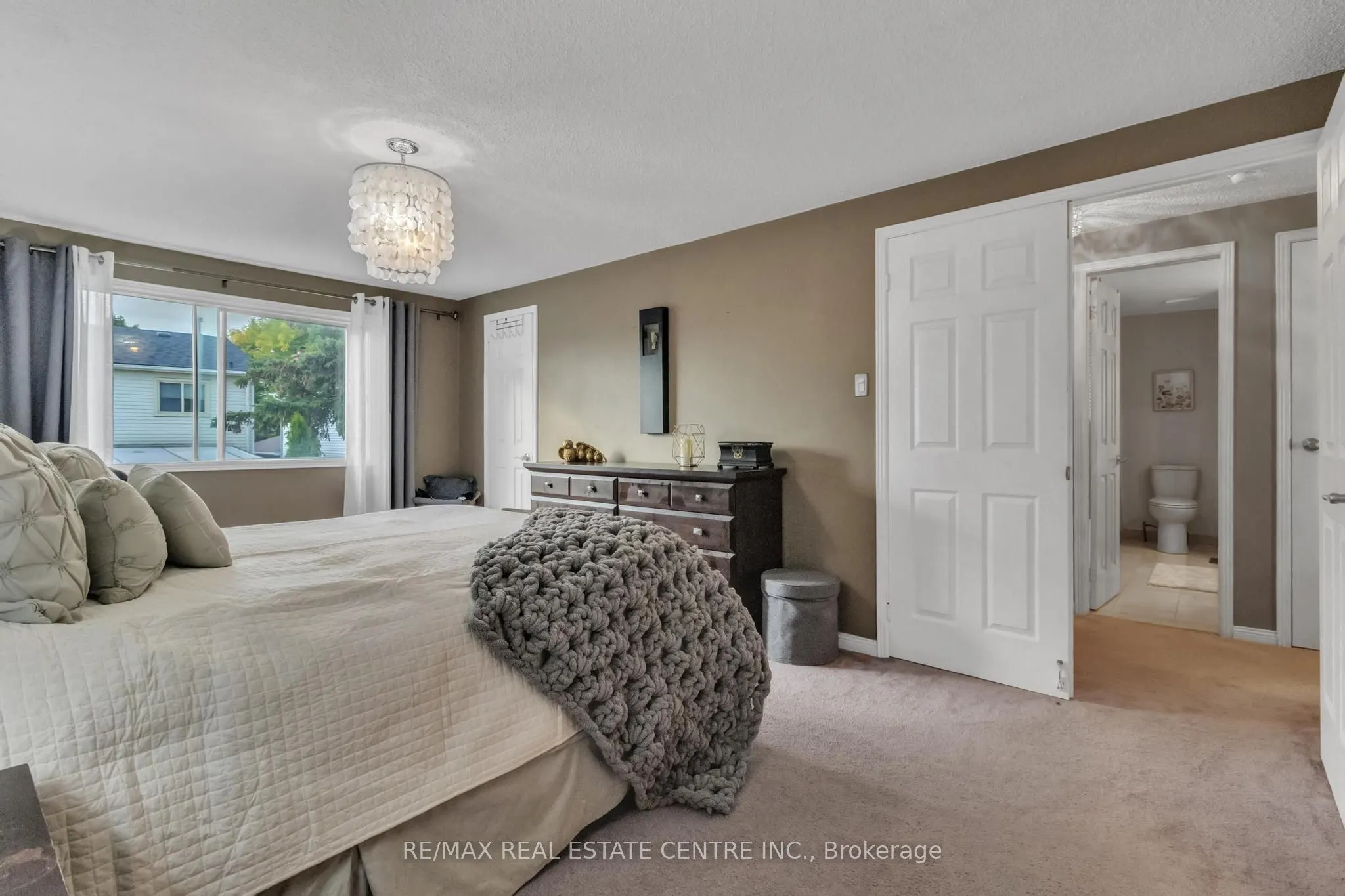 23 Oleander Crescent N