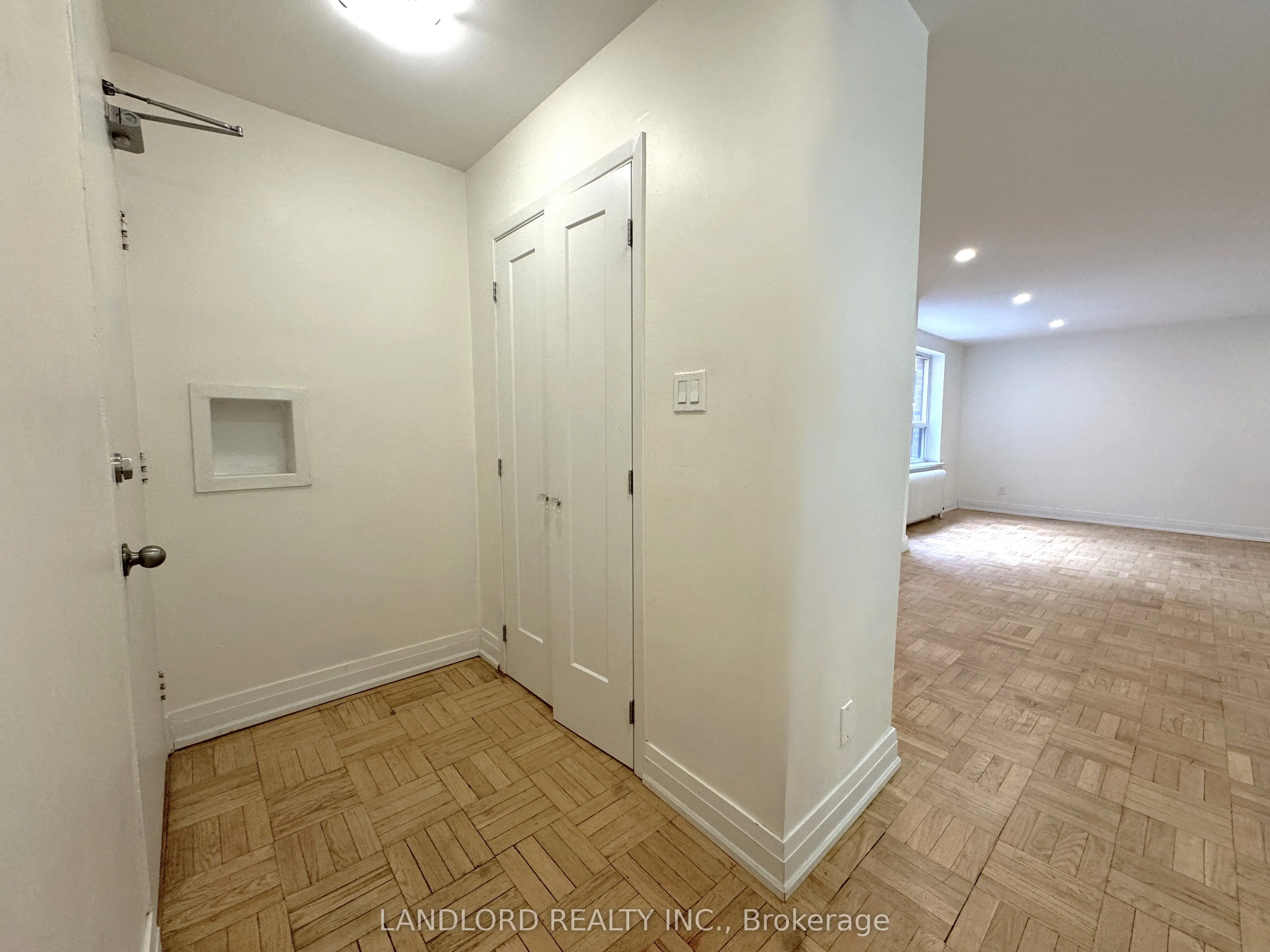 2696 Lake Shore Boulevard W, #4