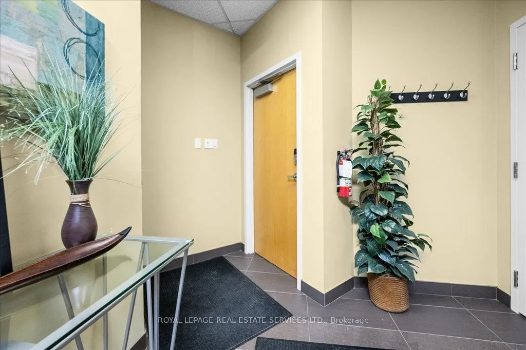 414 North Service Road E, #200