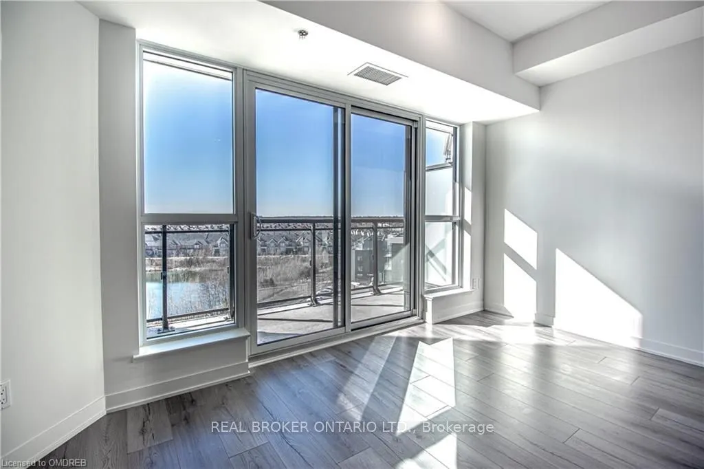 405 DUNDAS Street W, #728
