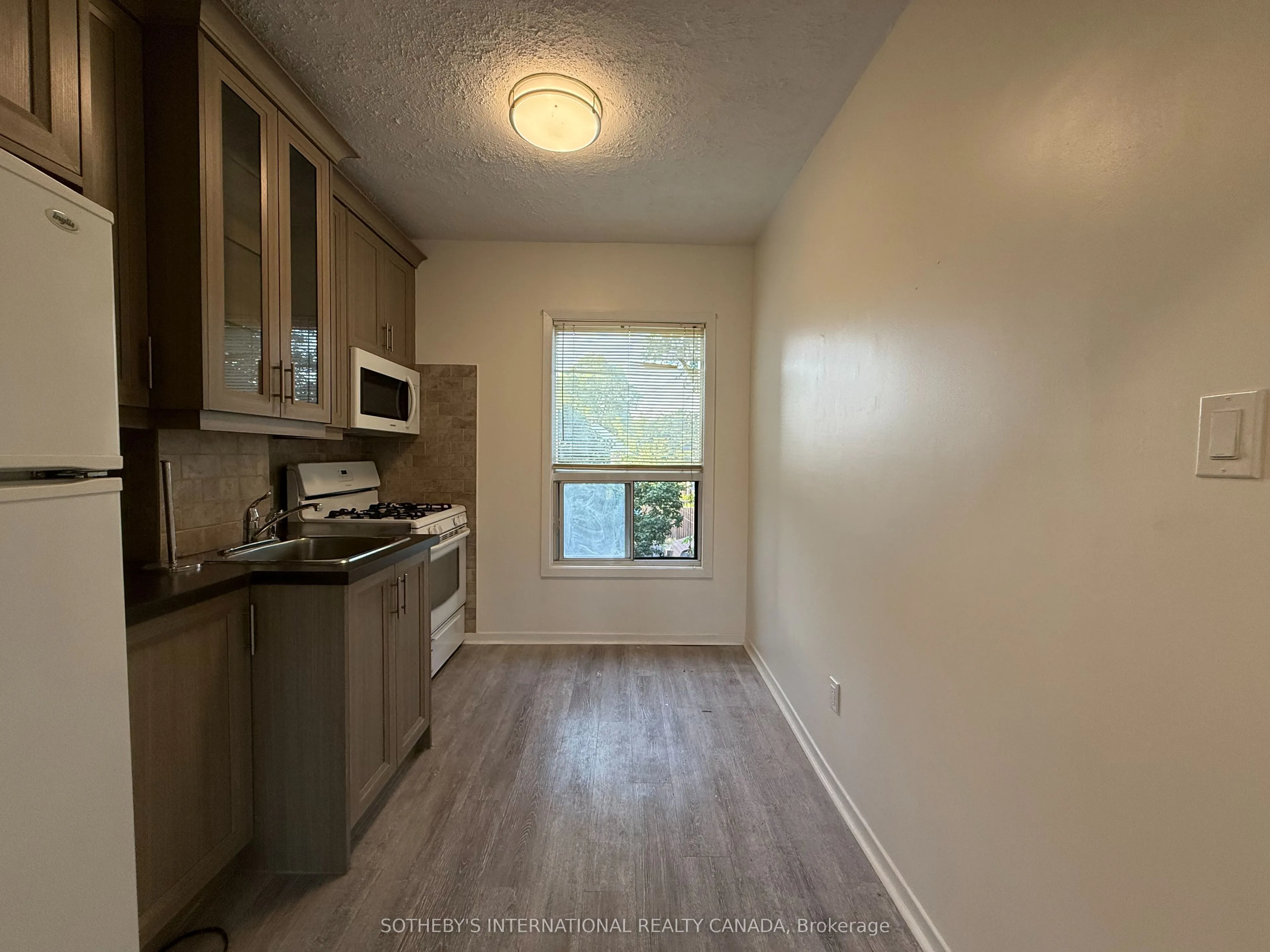 3254 Dundas Street W