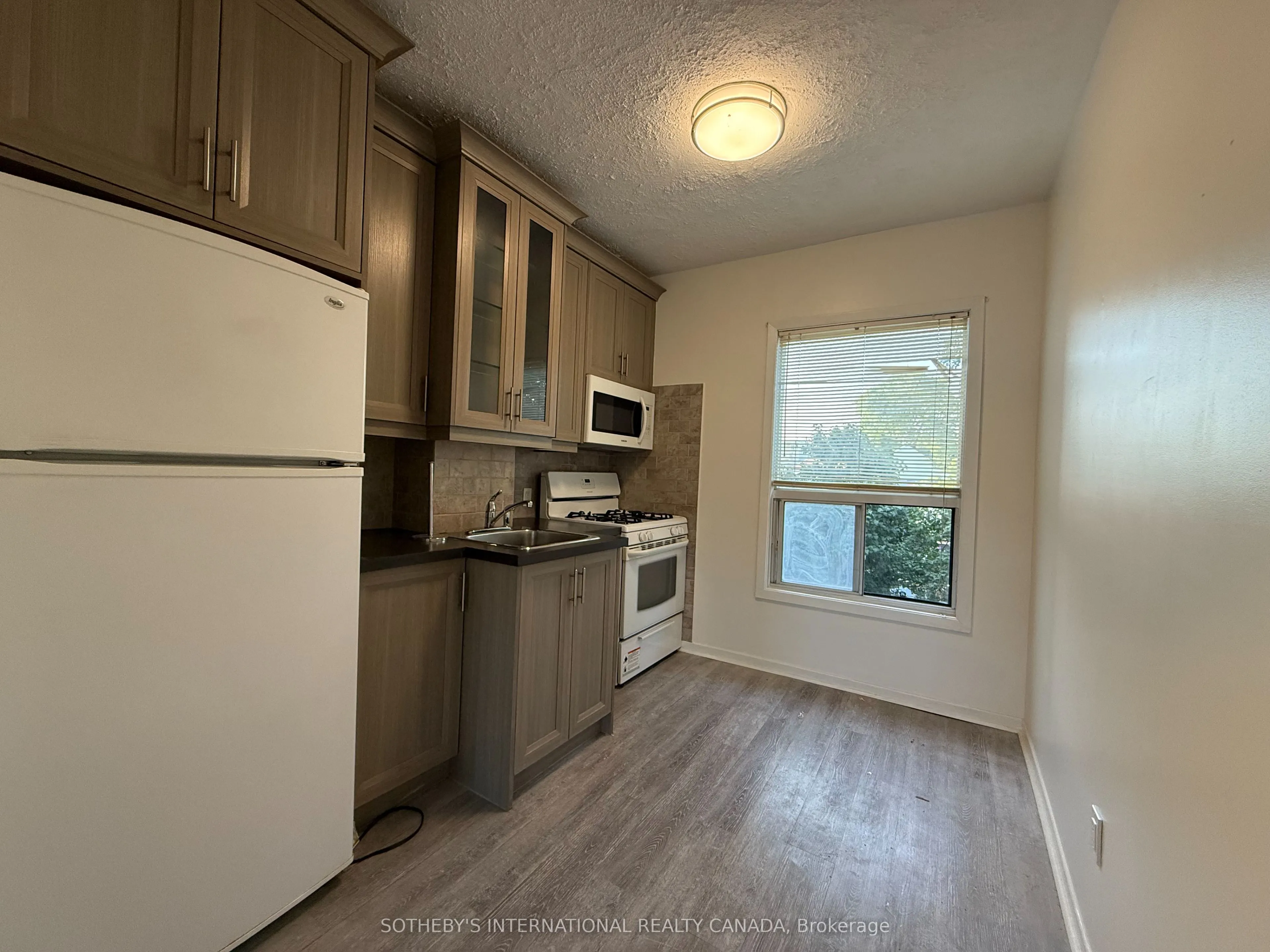 3254 Dundas Street W