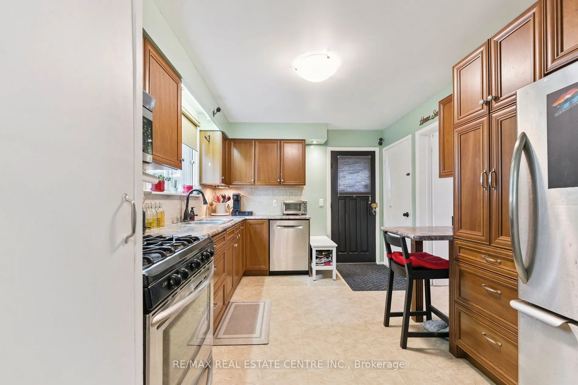 102 Rutherford Road N