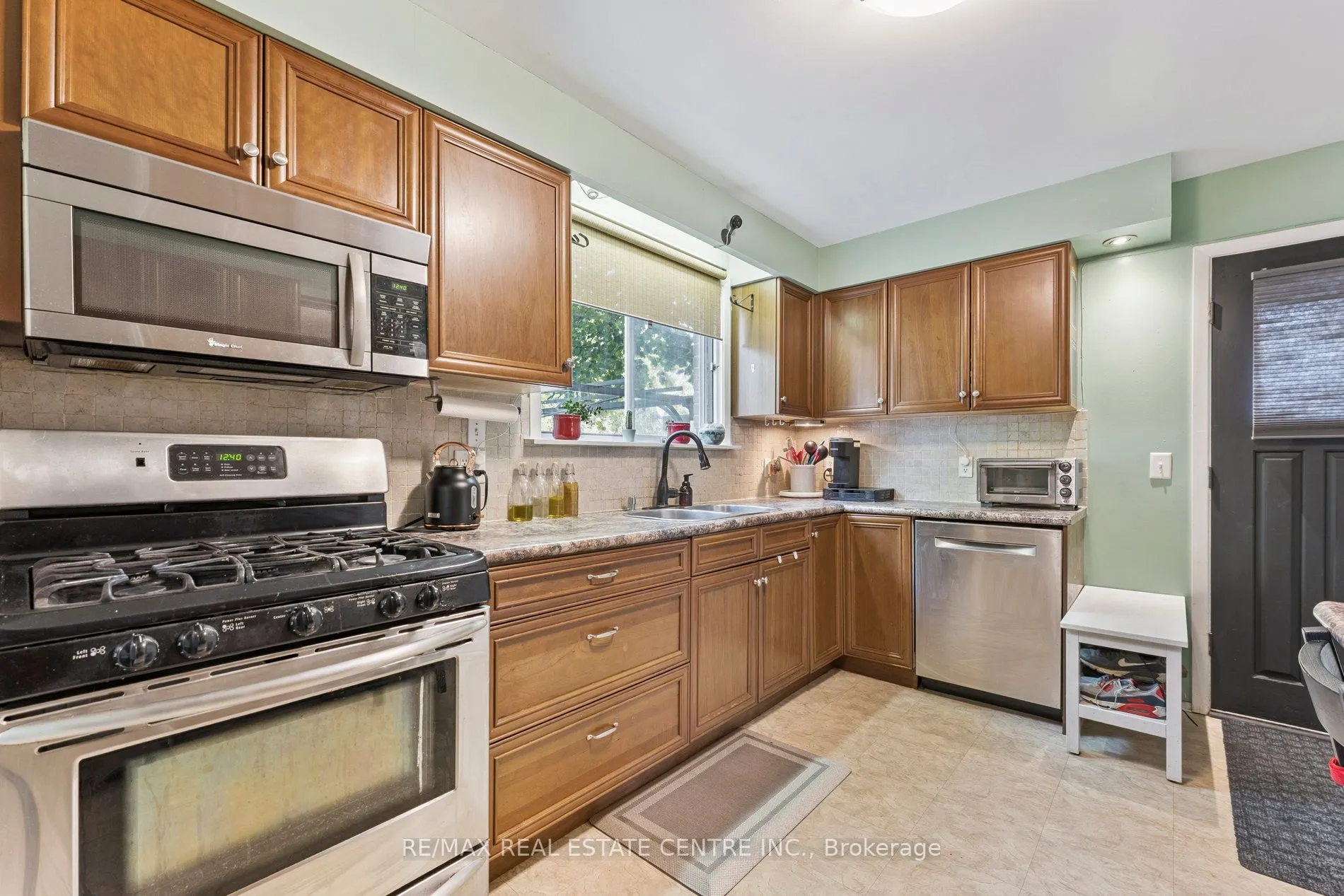 102 Rutherford Road N