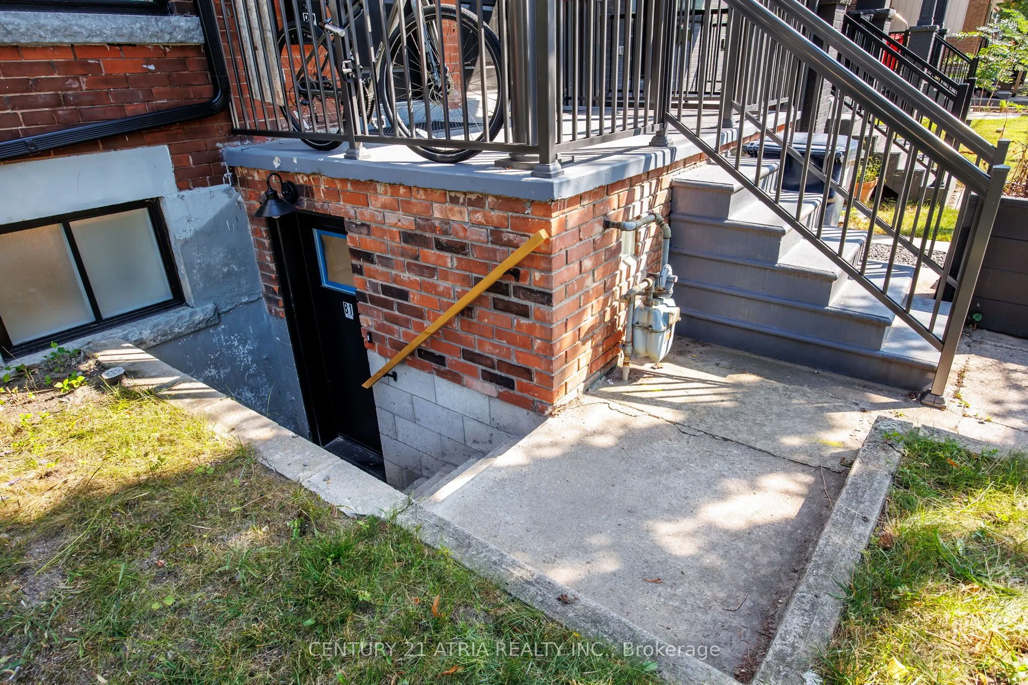 451 Lansdowne Avenue, #Basement Front Unit