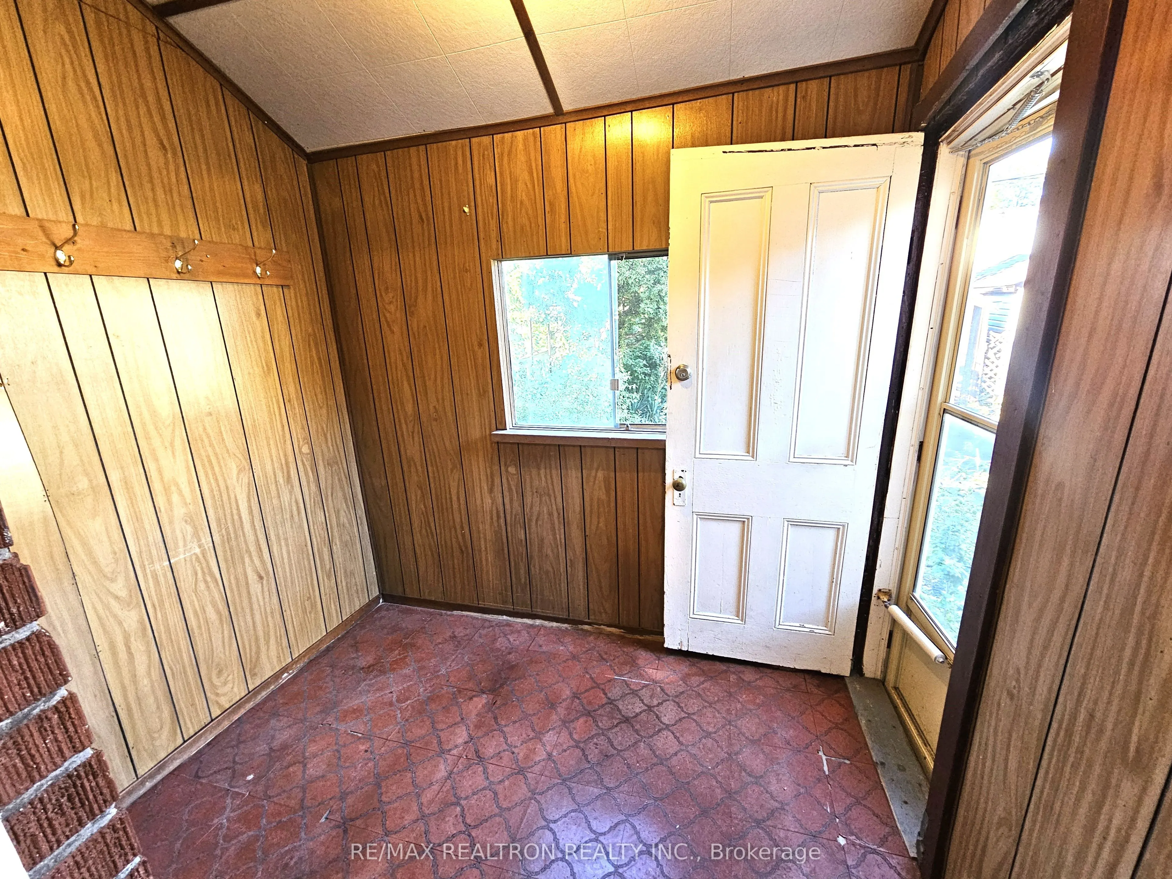 30 Livingstone Avenue E