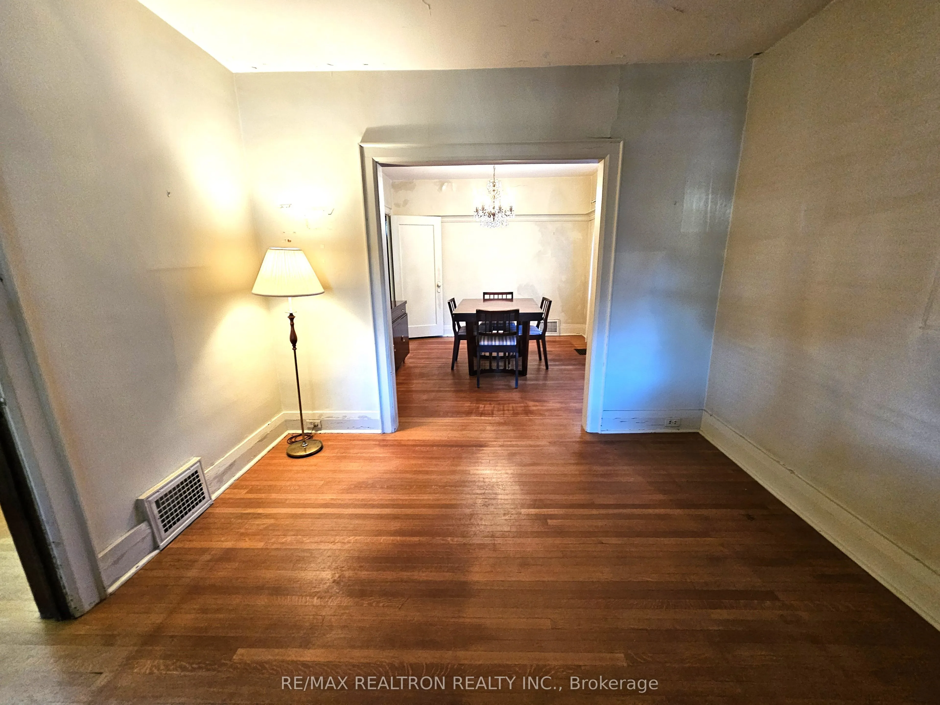 30 Livingstone Avenue E