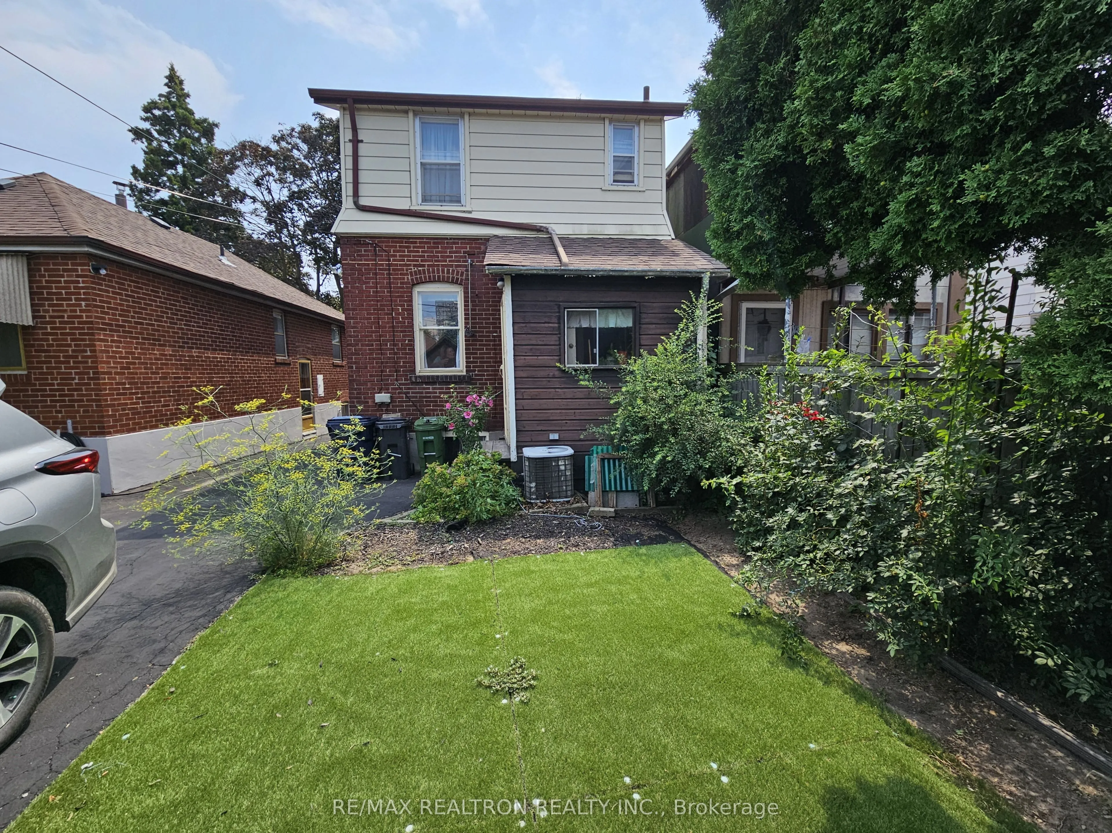 30 Livingstone Avenue E