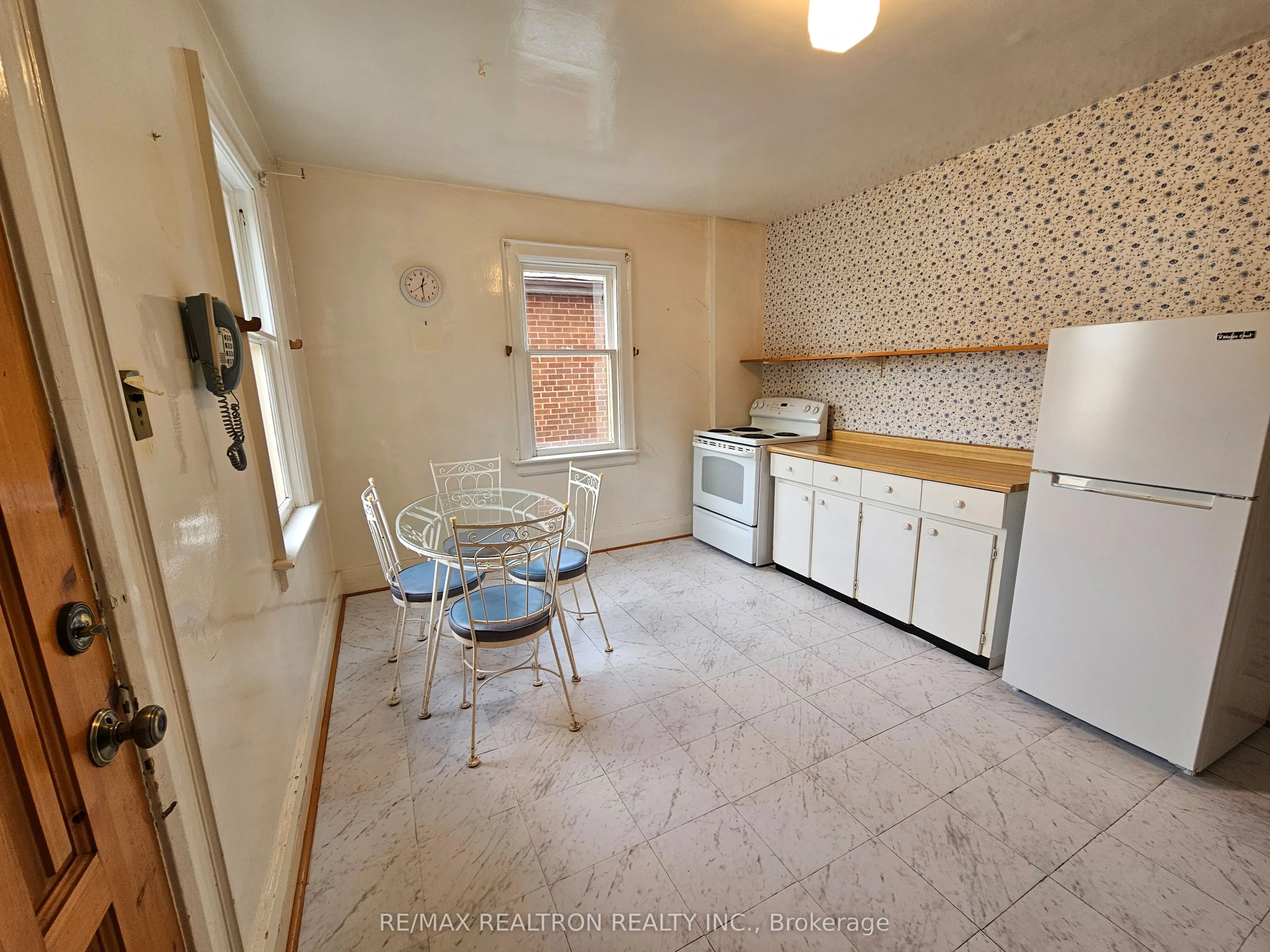 30 Livingstone Avenue E