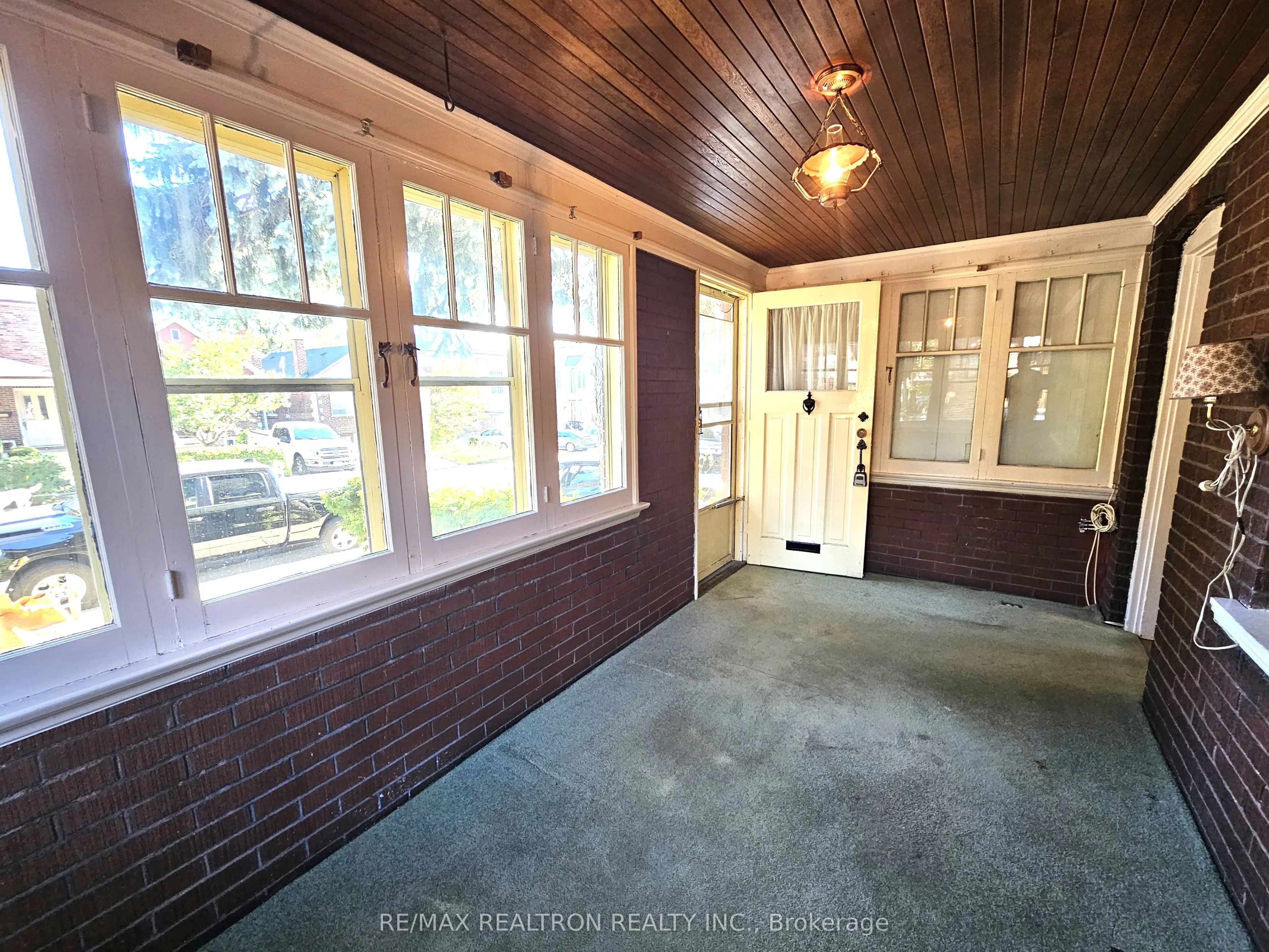 30 Livingstone Avenue E