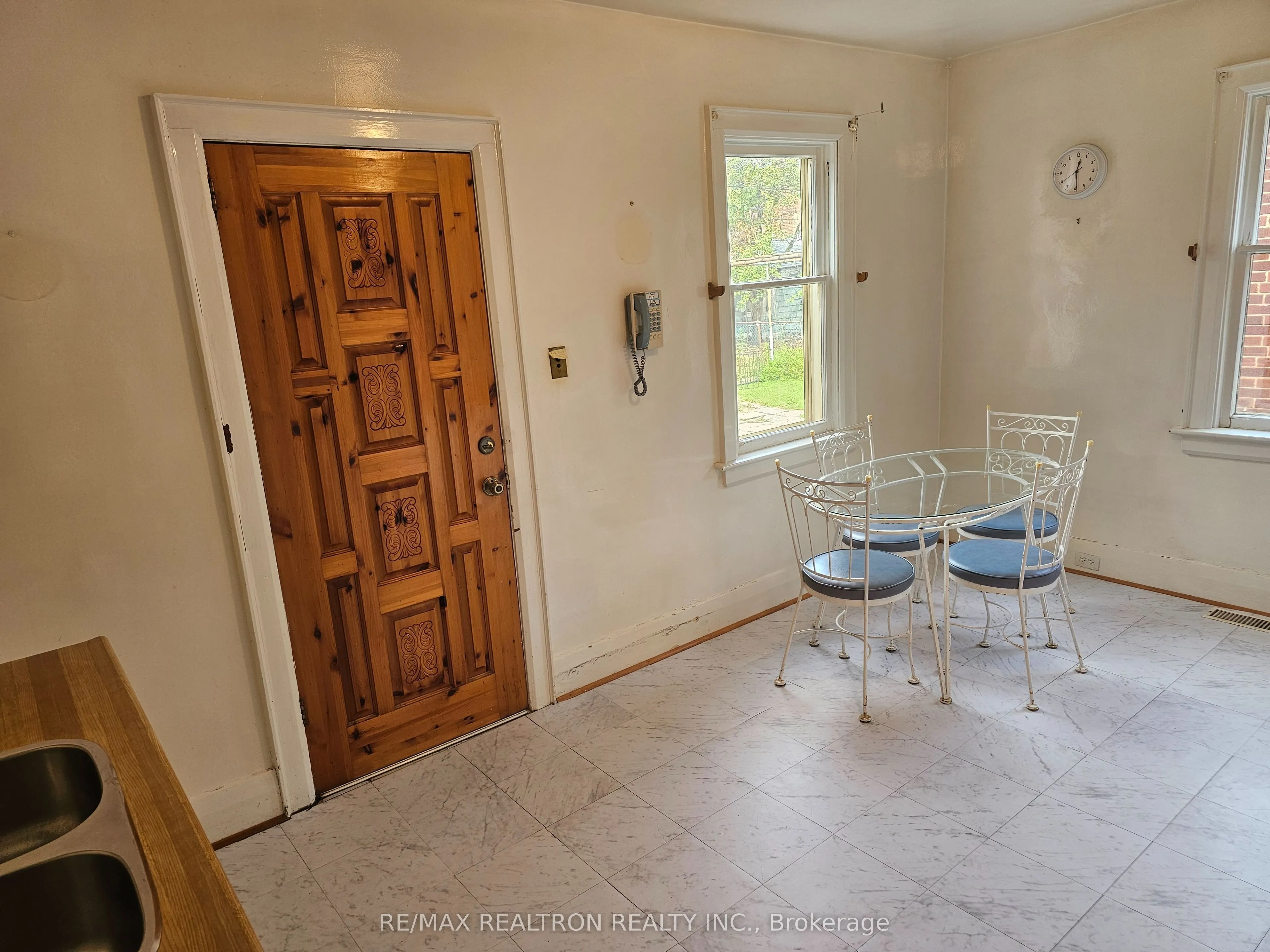 30 Livingstone Avenue E