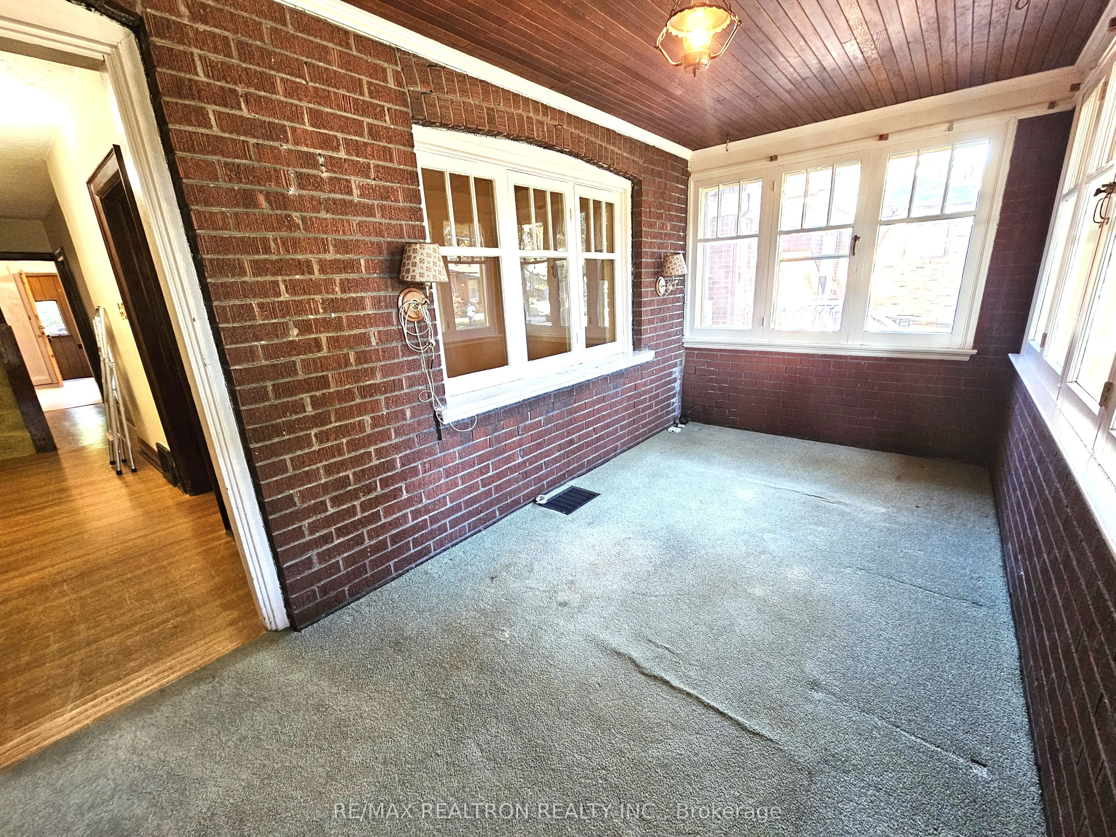 30 Livingstone Avenue E