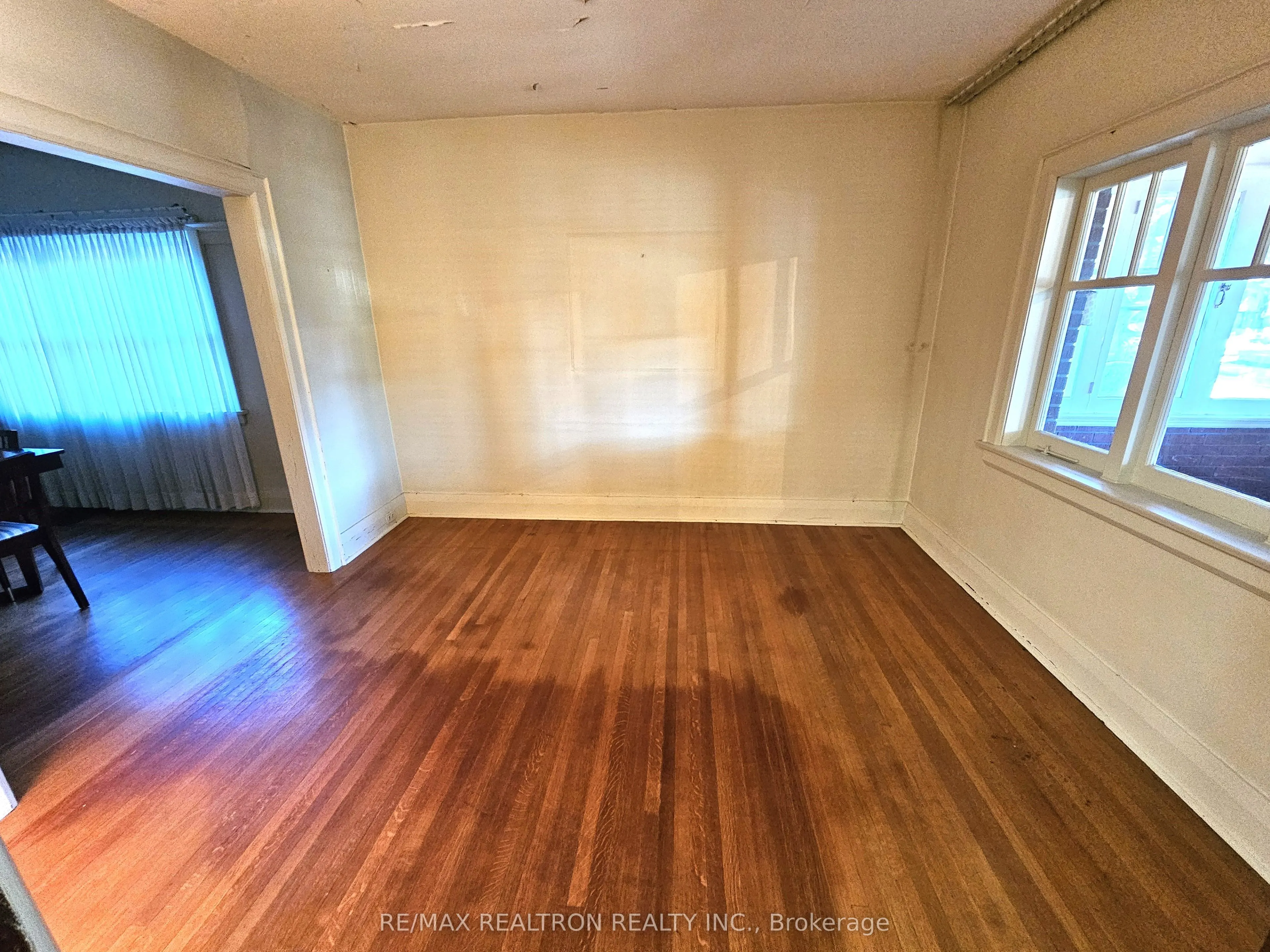 30 Livingstone Avenue E