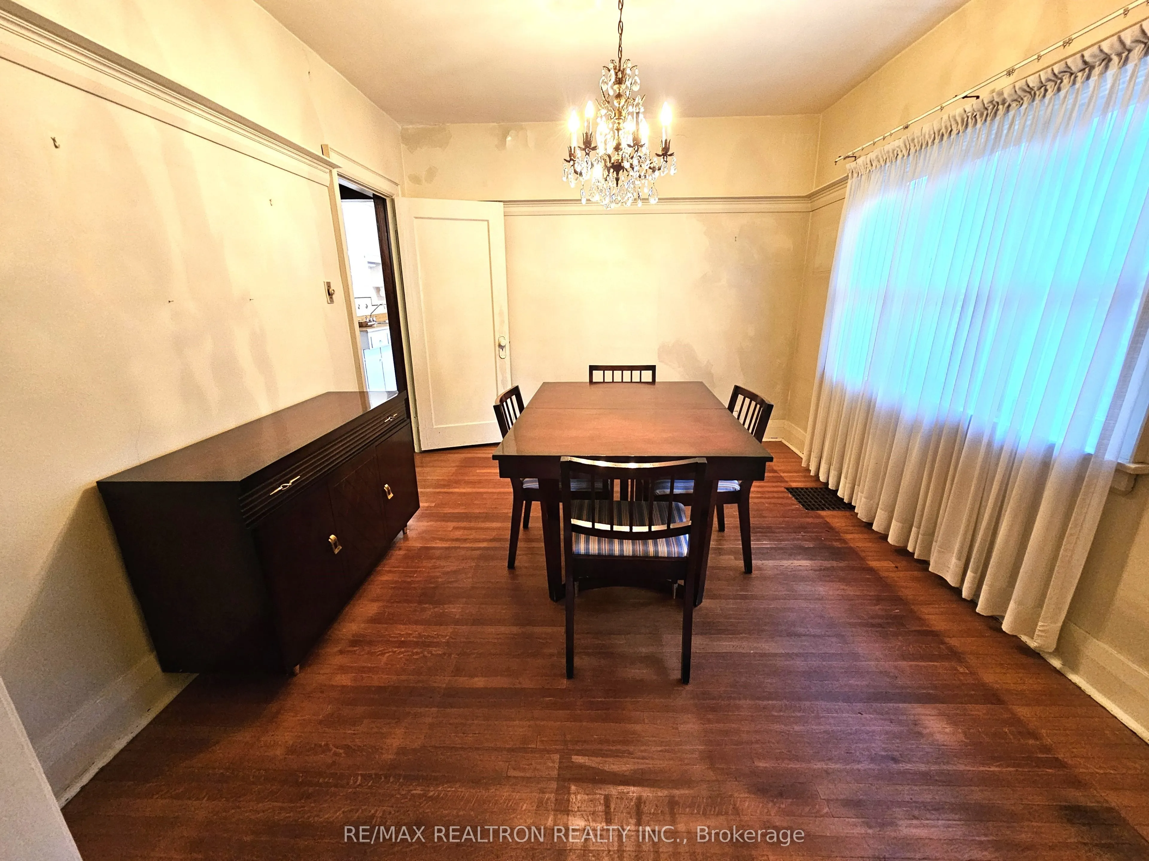 30 Livingstone Avenue E