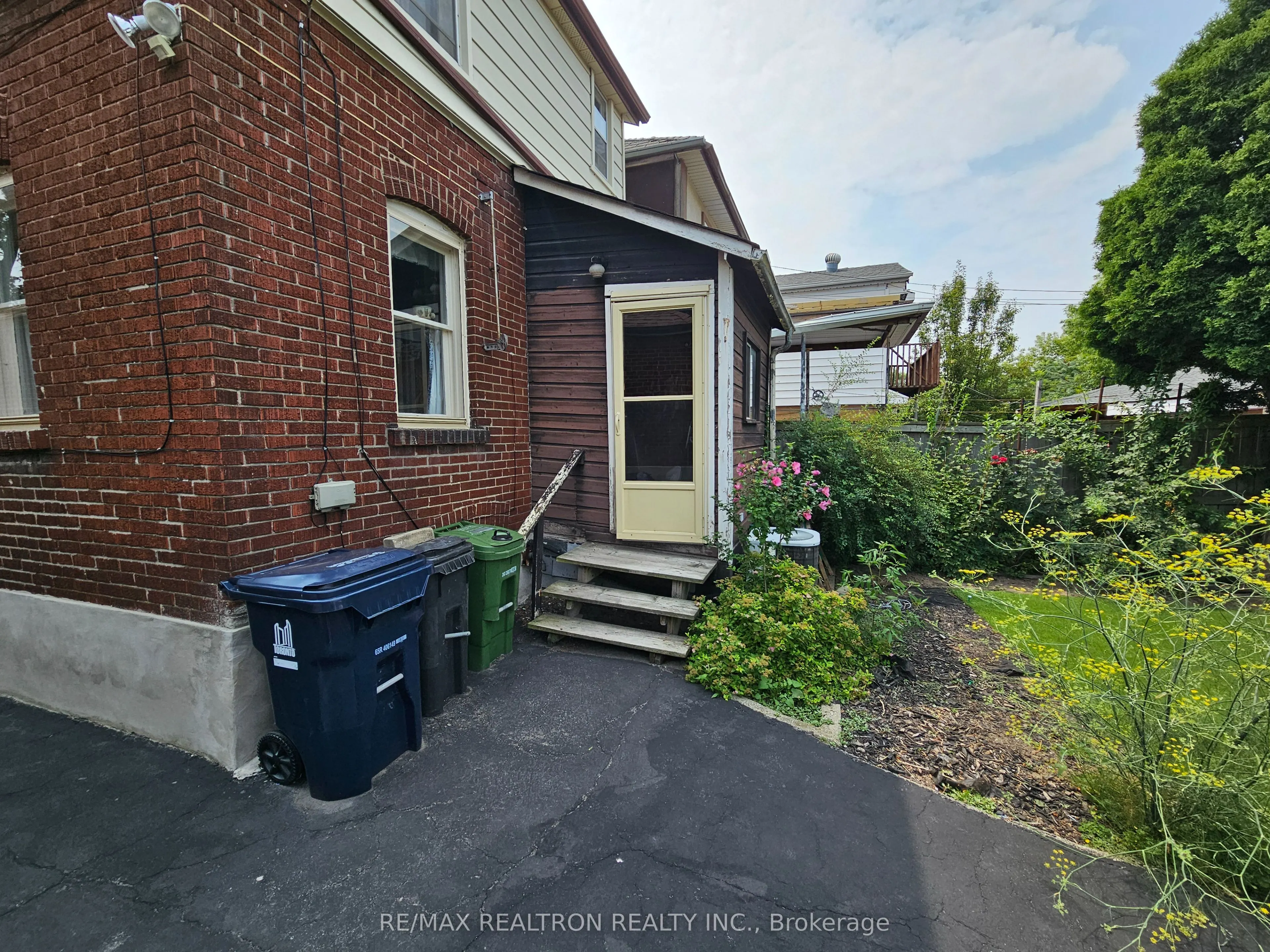 30 Livingstone Avenue E
