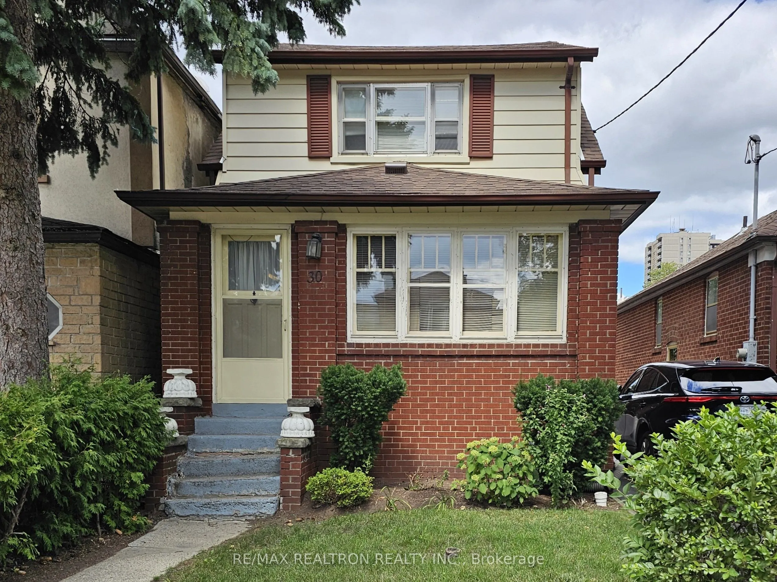30 Livingstone Avenue E
