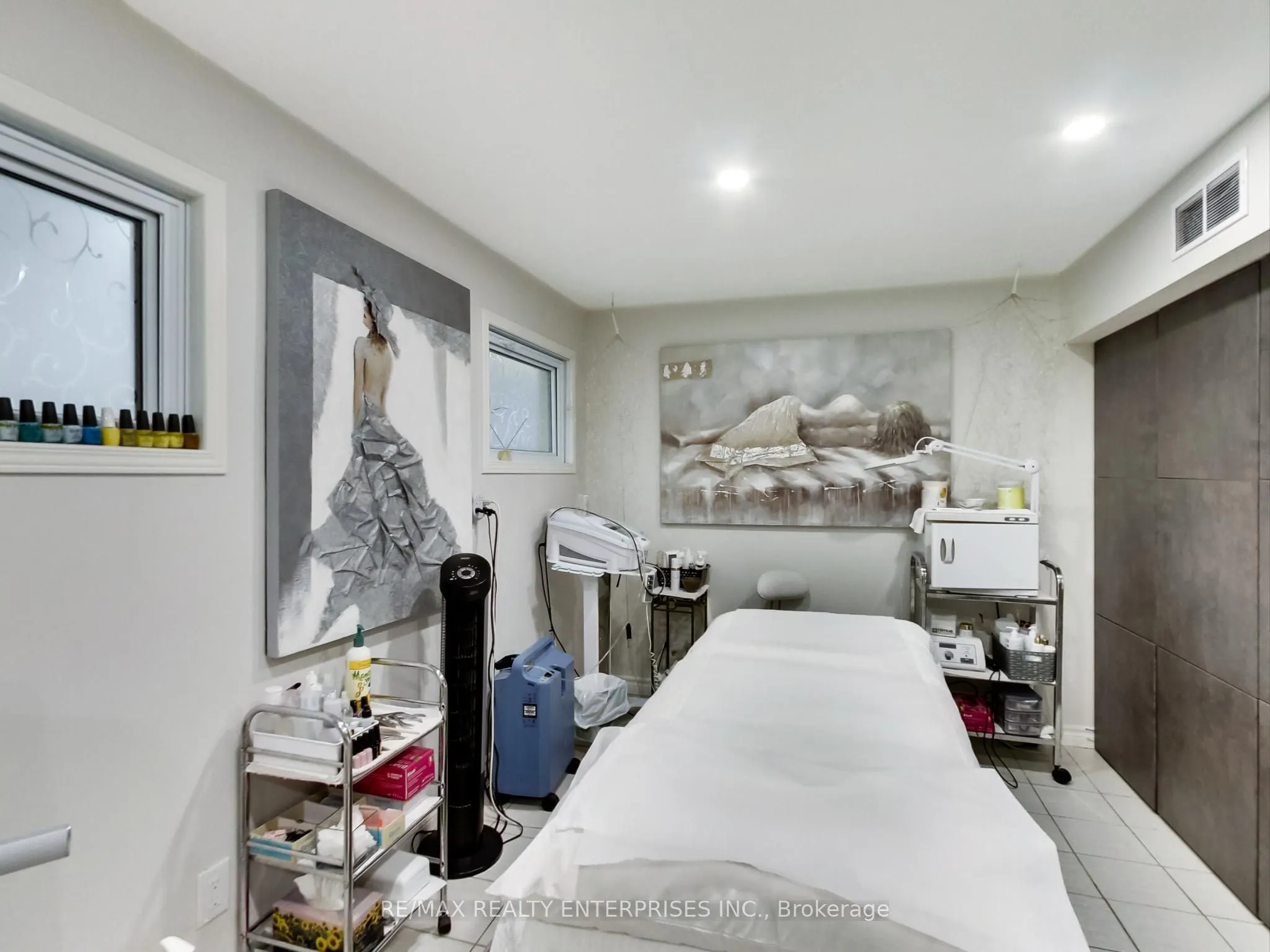 1735 Lakeshore Road W