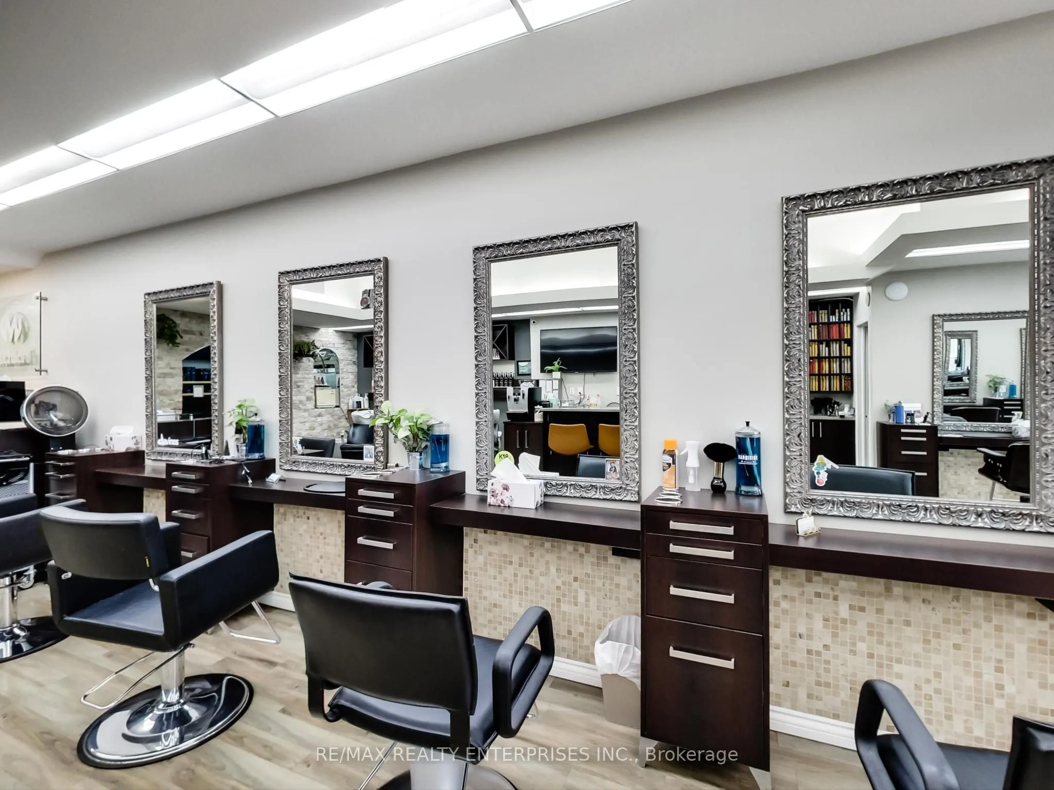 1735 Lakeshore Road W