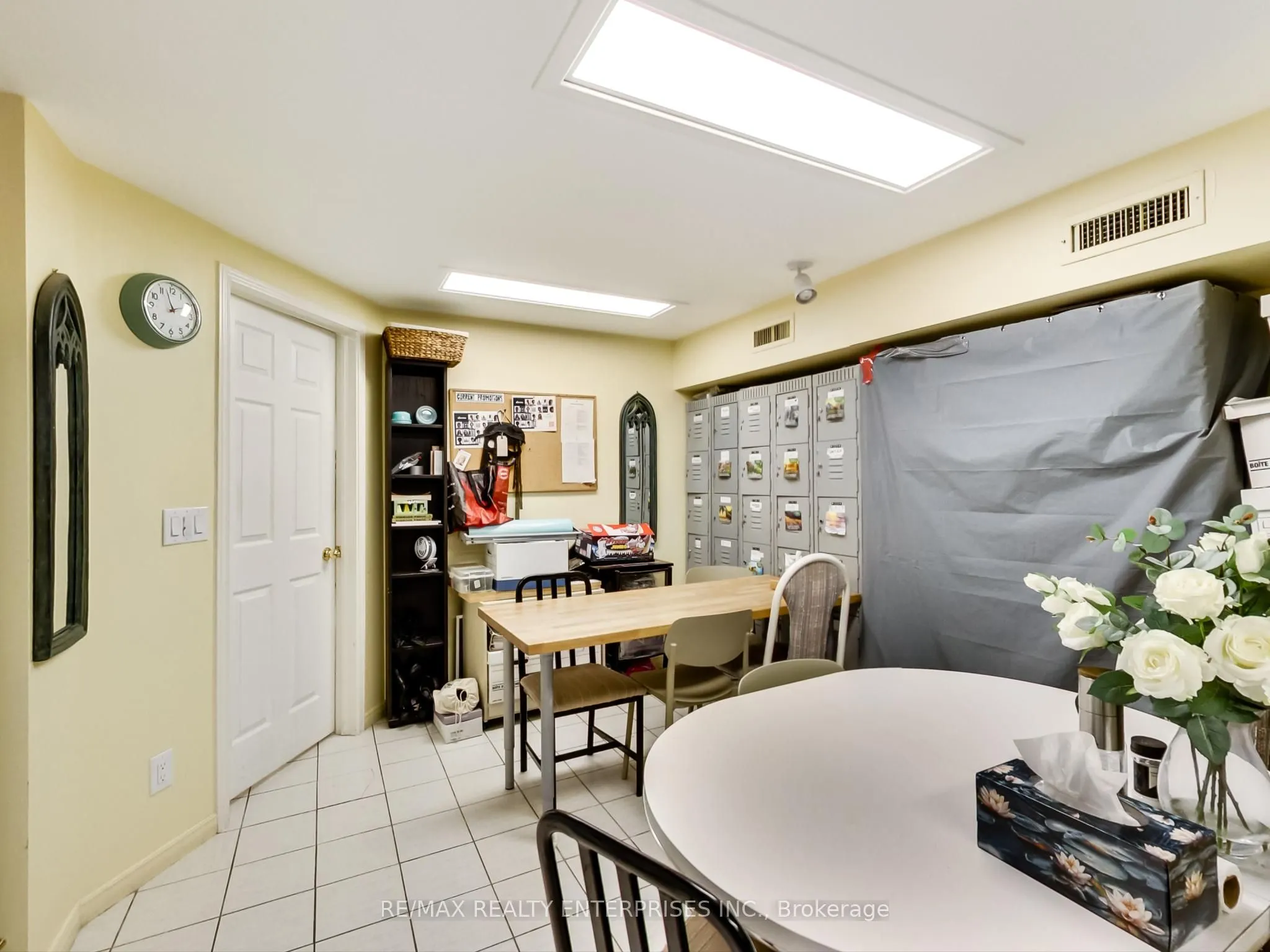 1735 Lakeshore Road W