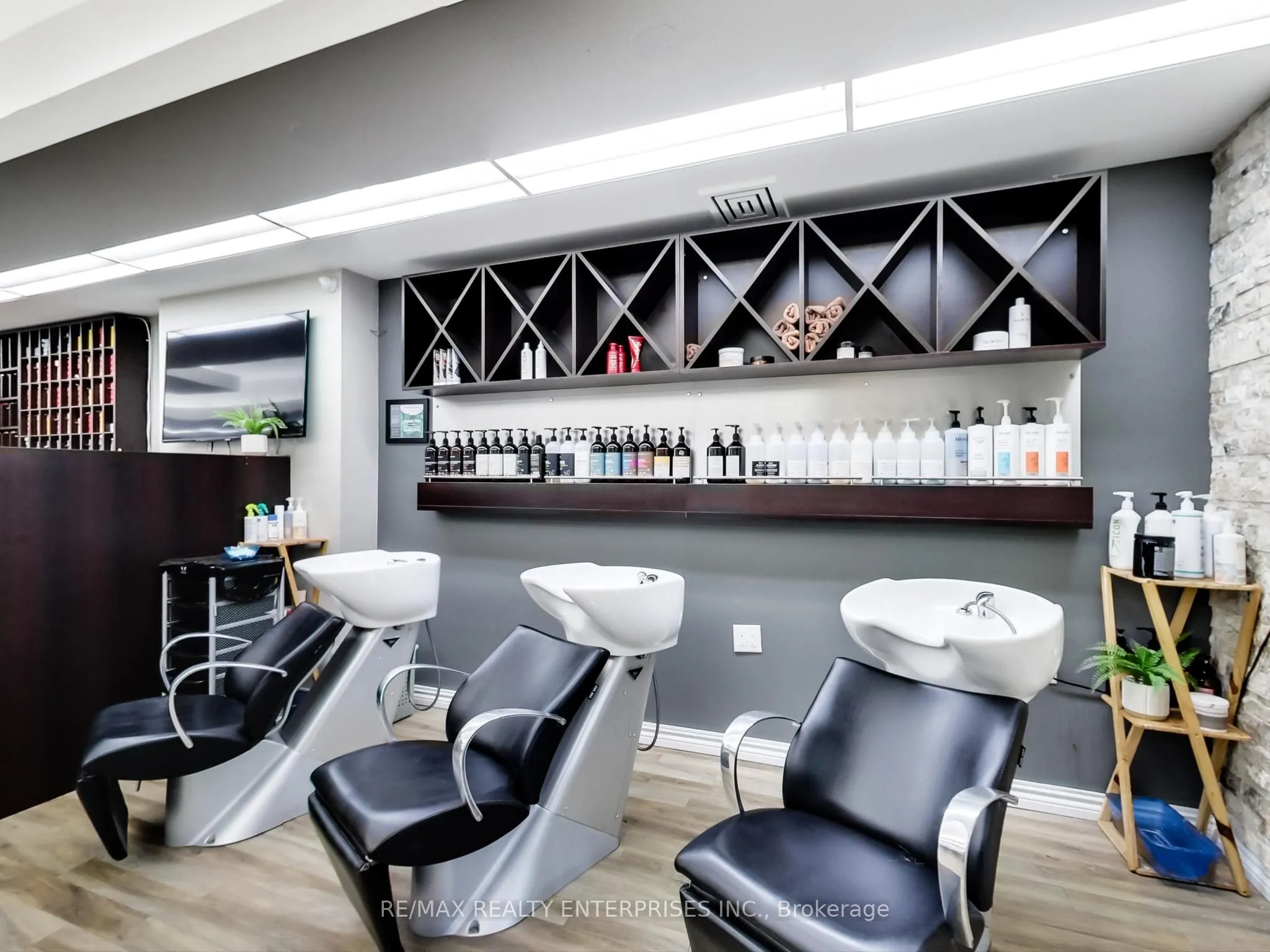 1735 Lakeshore Road W