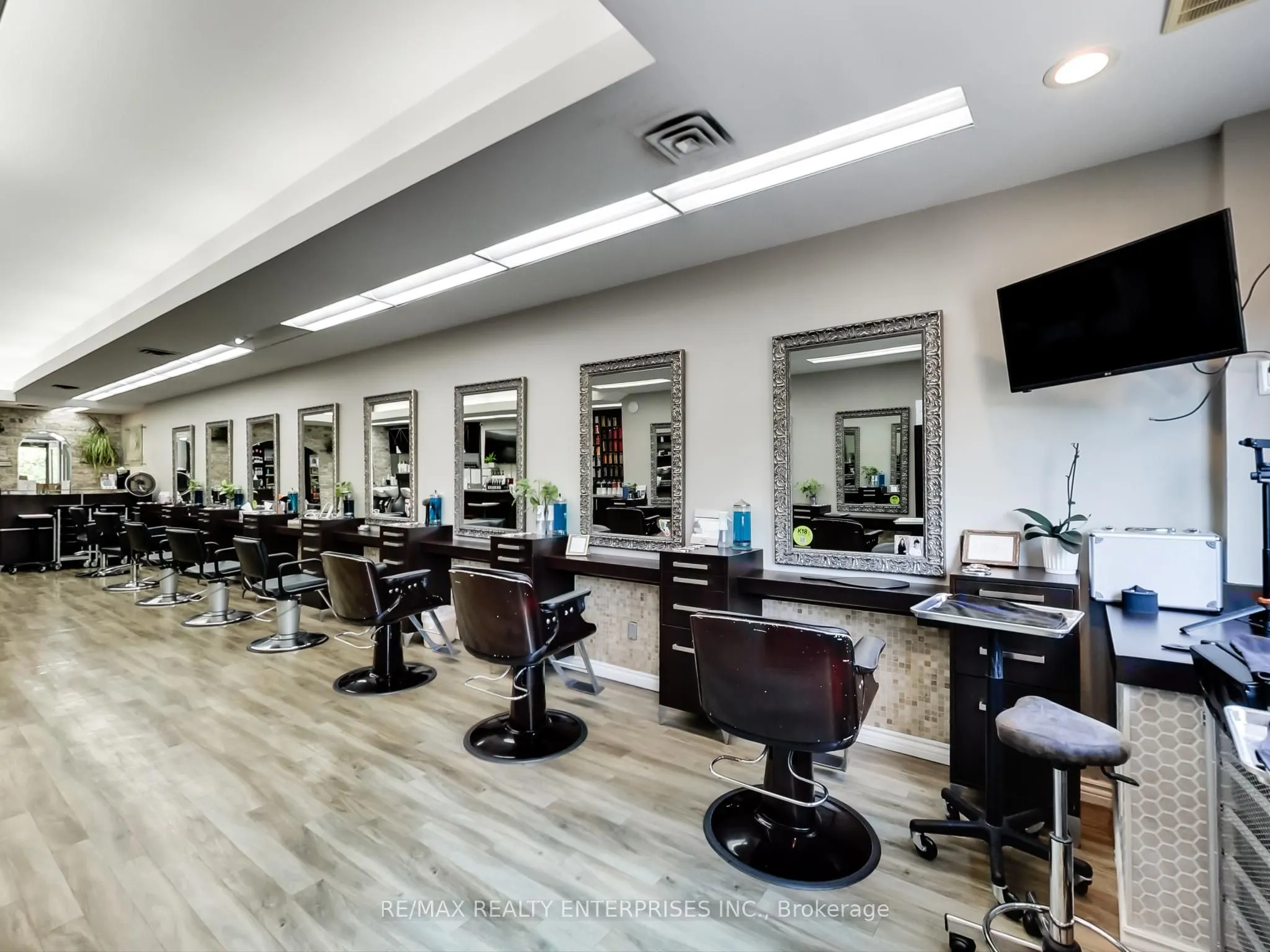 1735 Lakeshore Road W