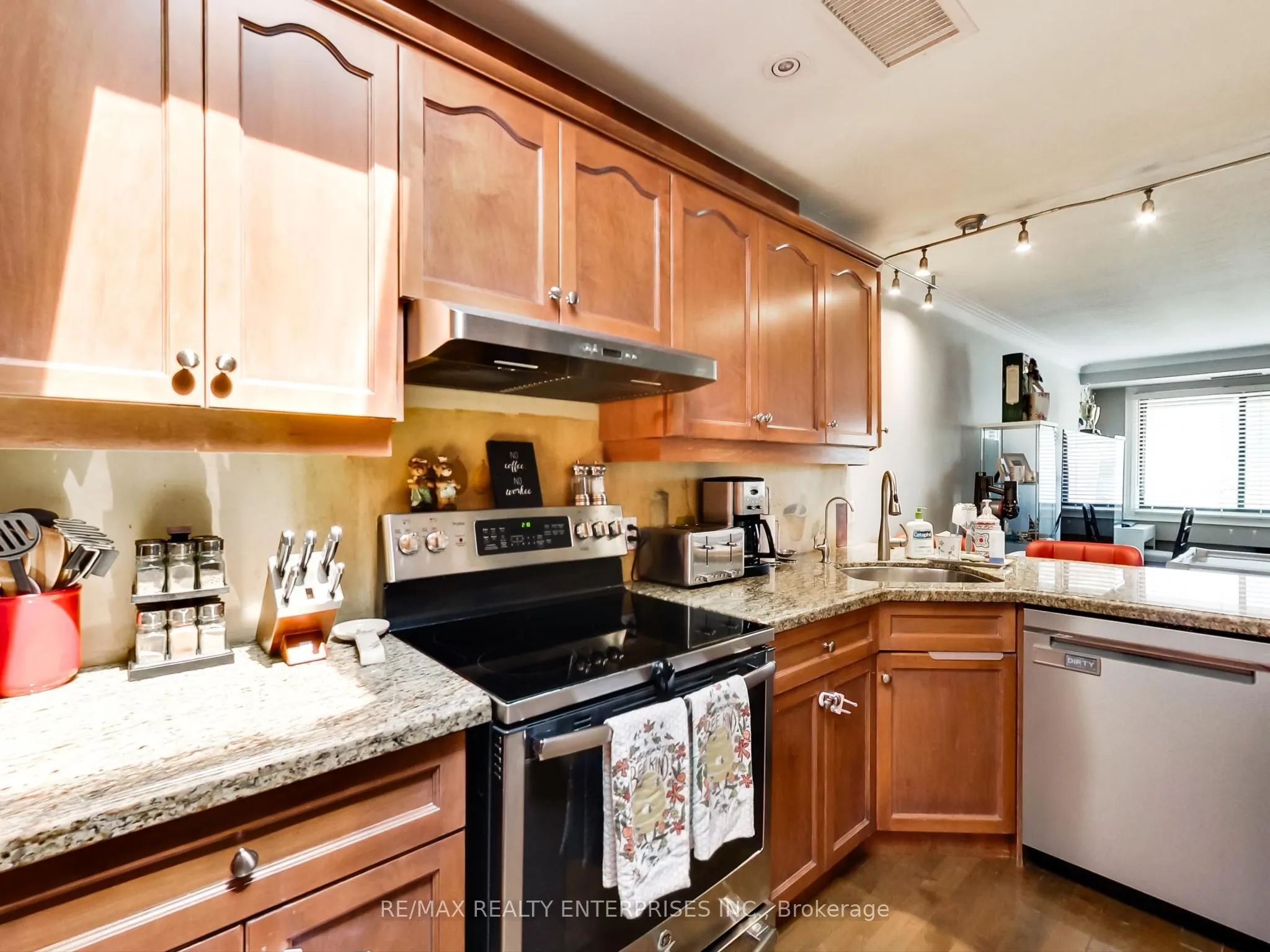 1735 Lakeshore Road W