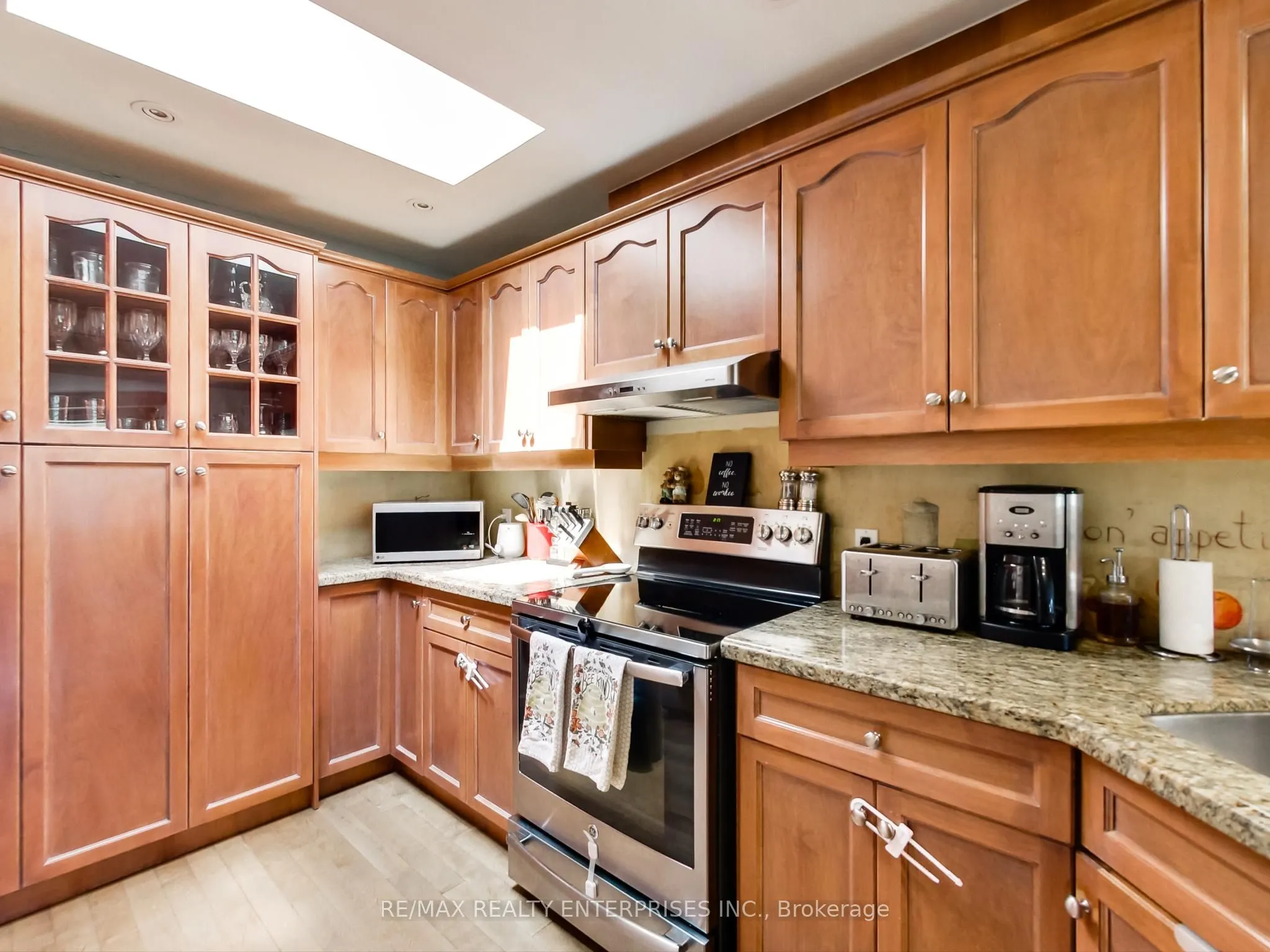 1735 Lakeshore Road W