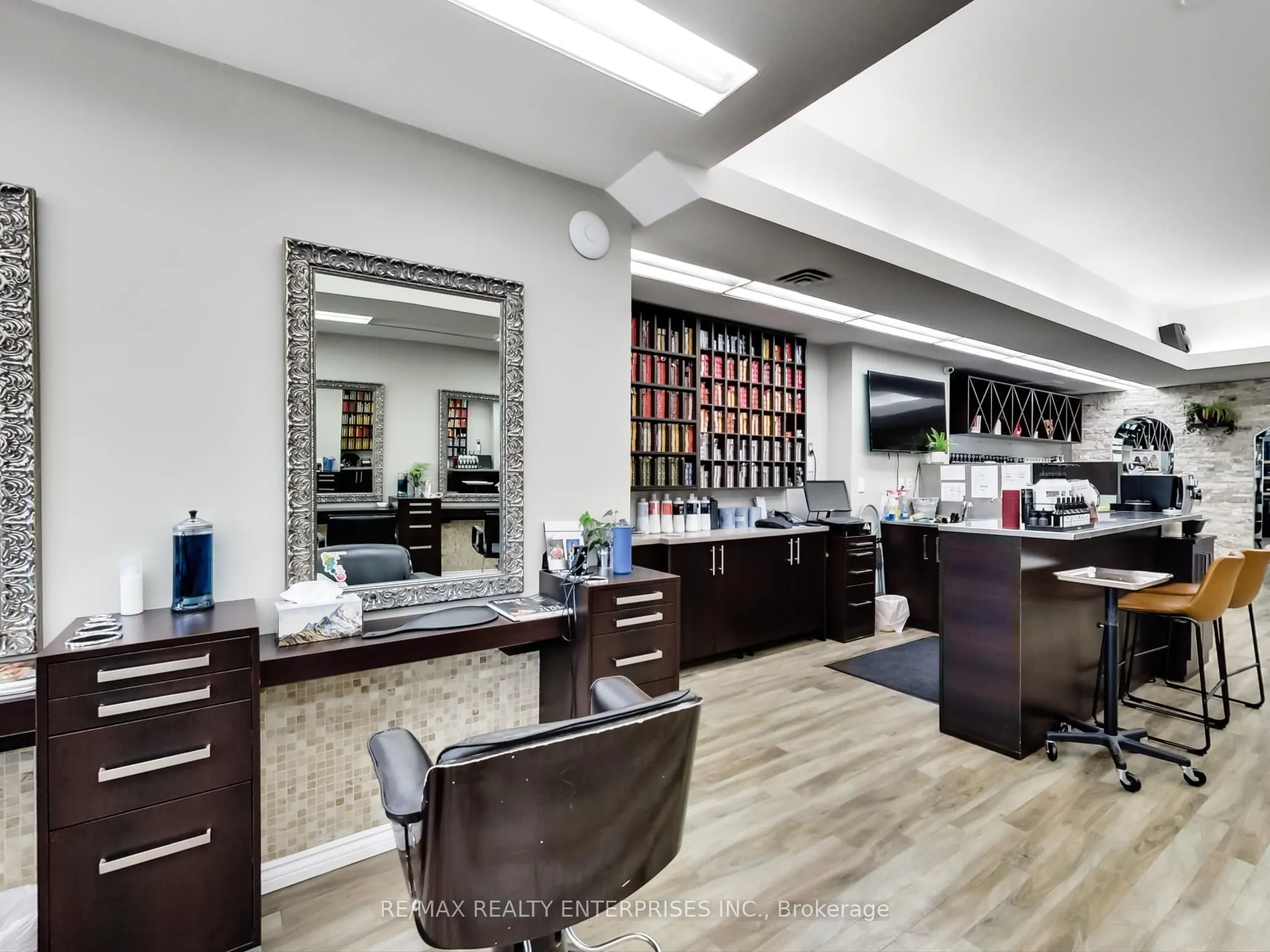 1735 Lakeshore Road W