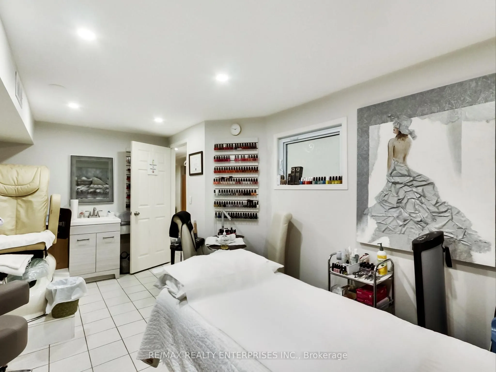 1735 Lakeshore Road W