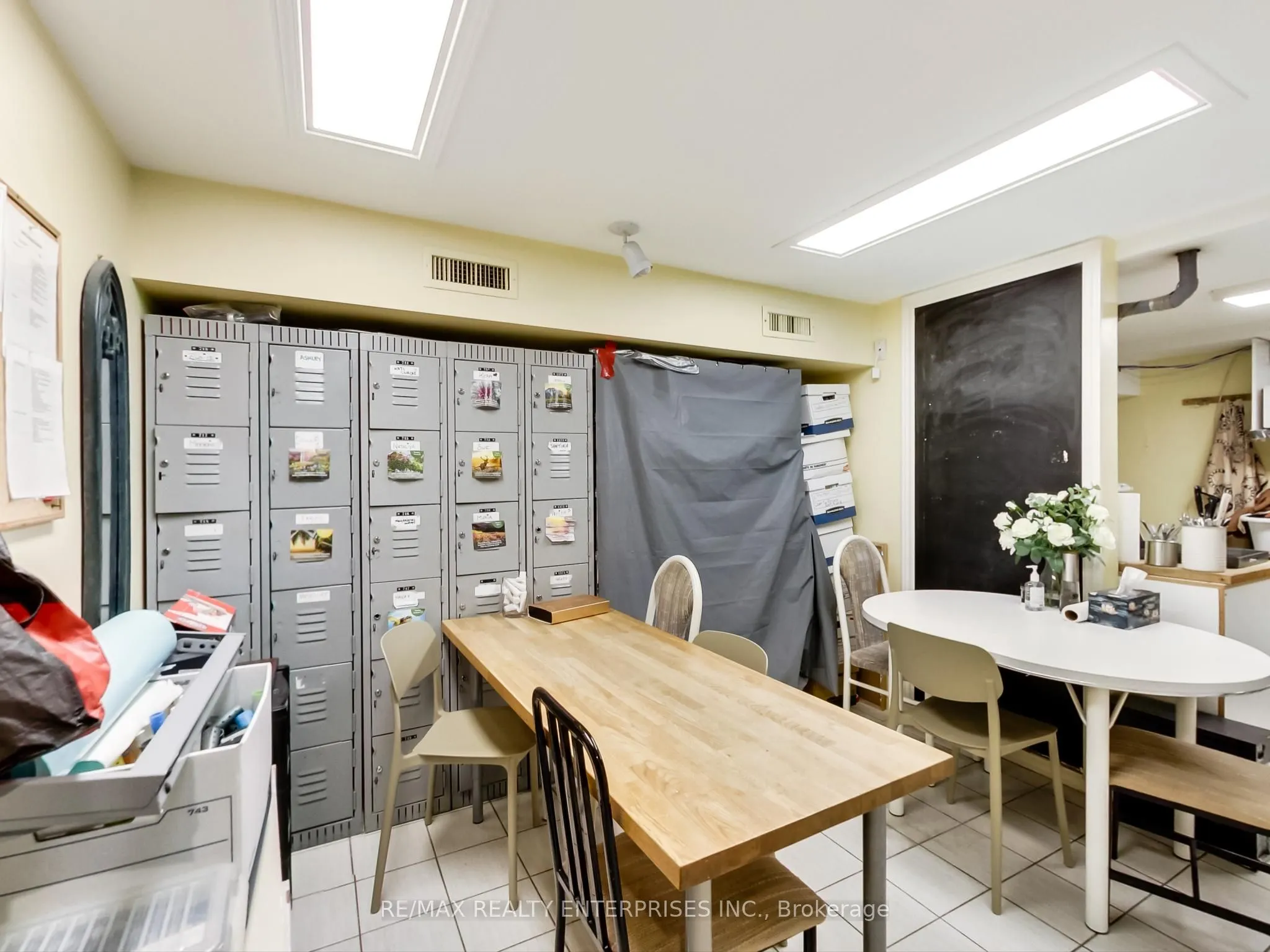 1735 Lakeshore Road W