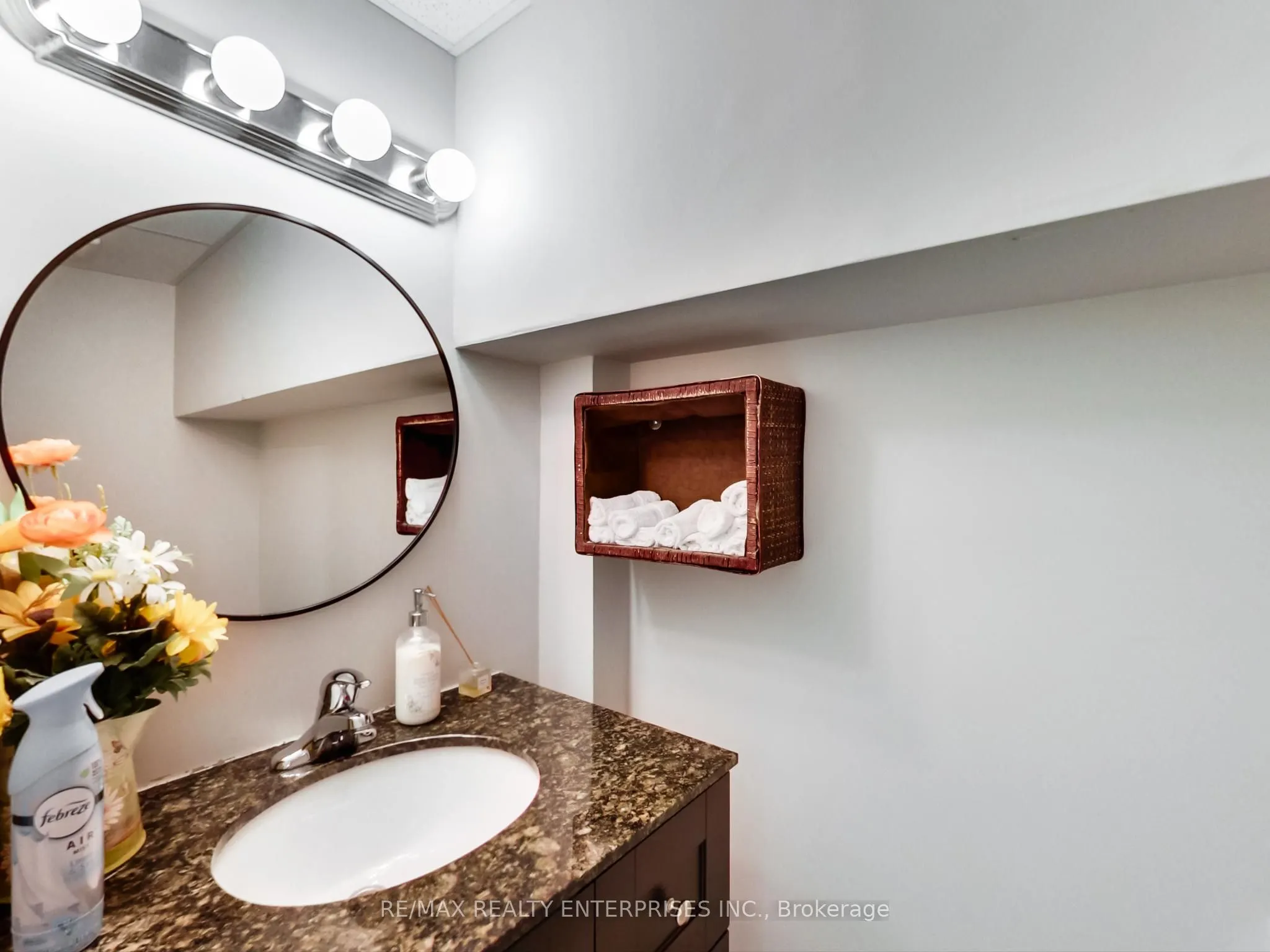 1735 Lakeshore Road W
