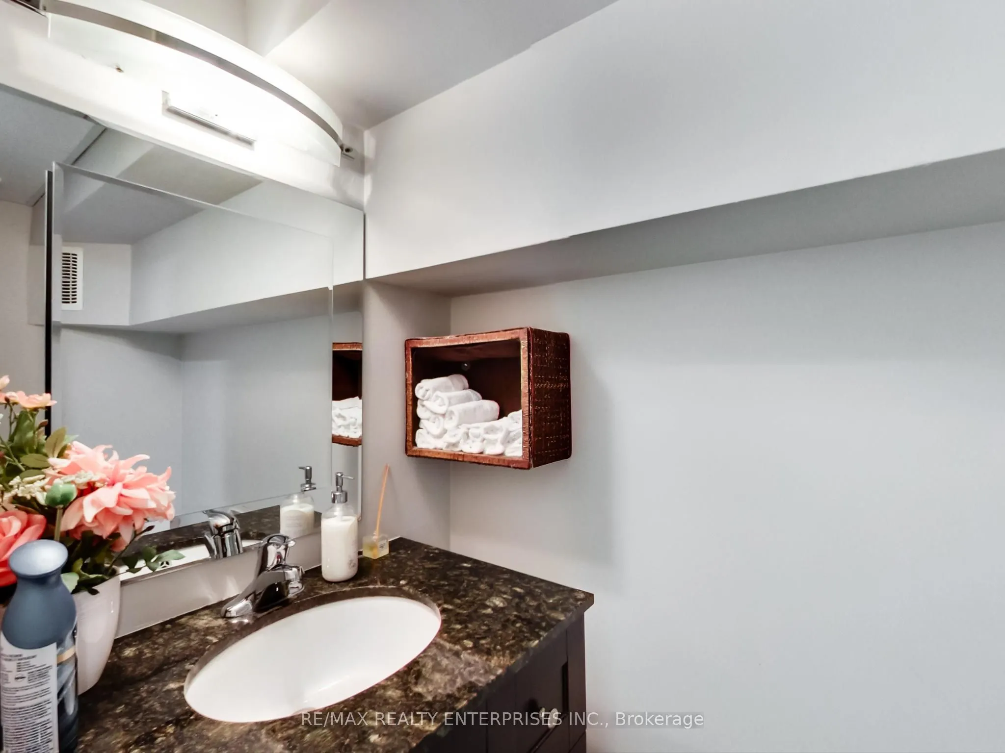 1735 Lakeshore Road W