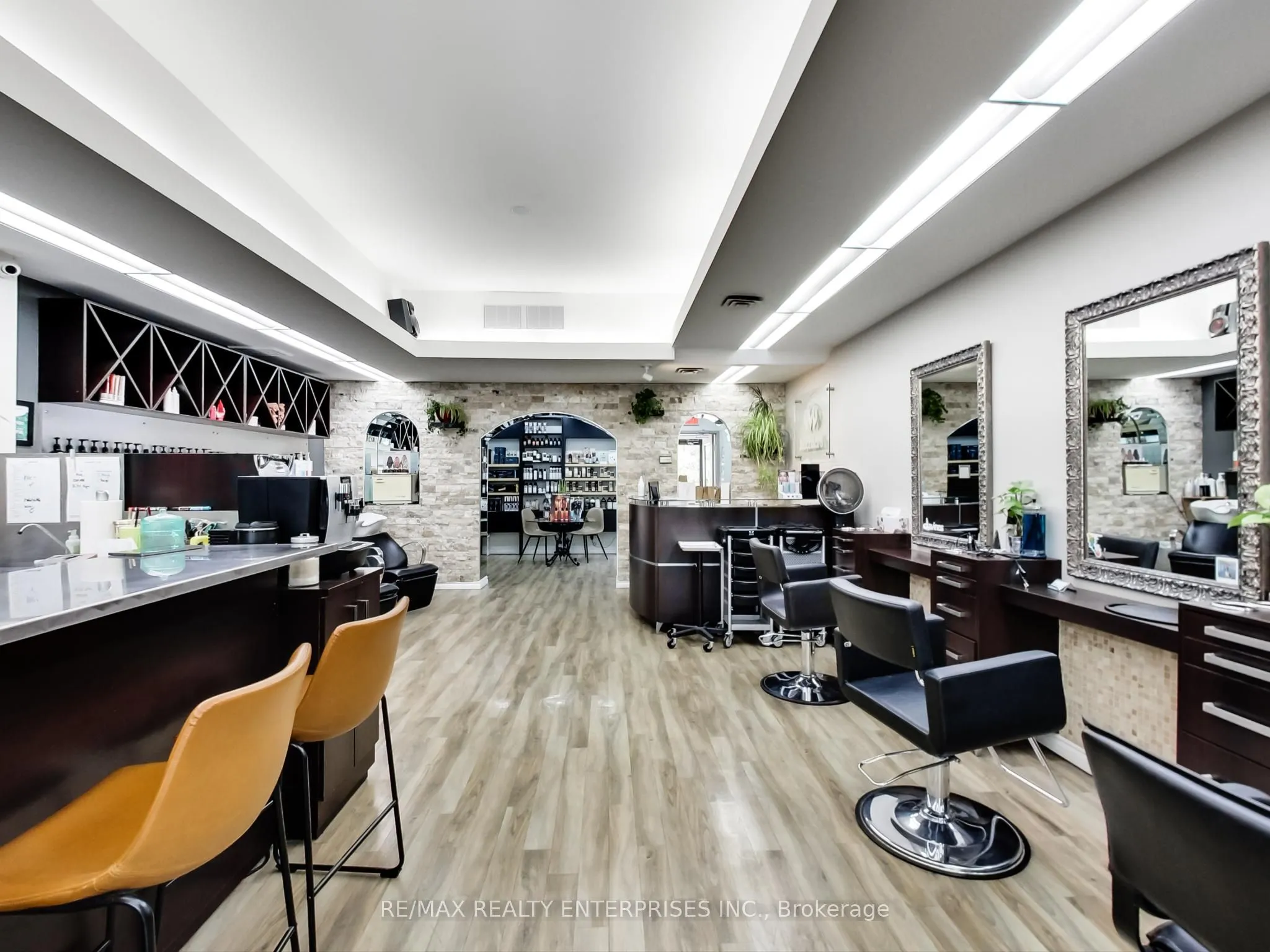 1735 Lakeshore Road W