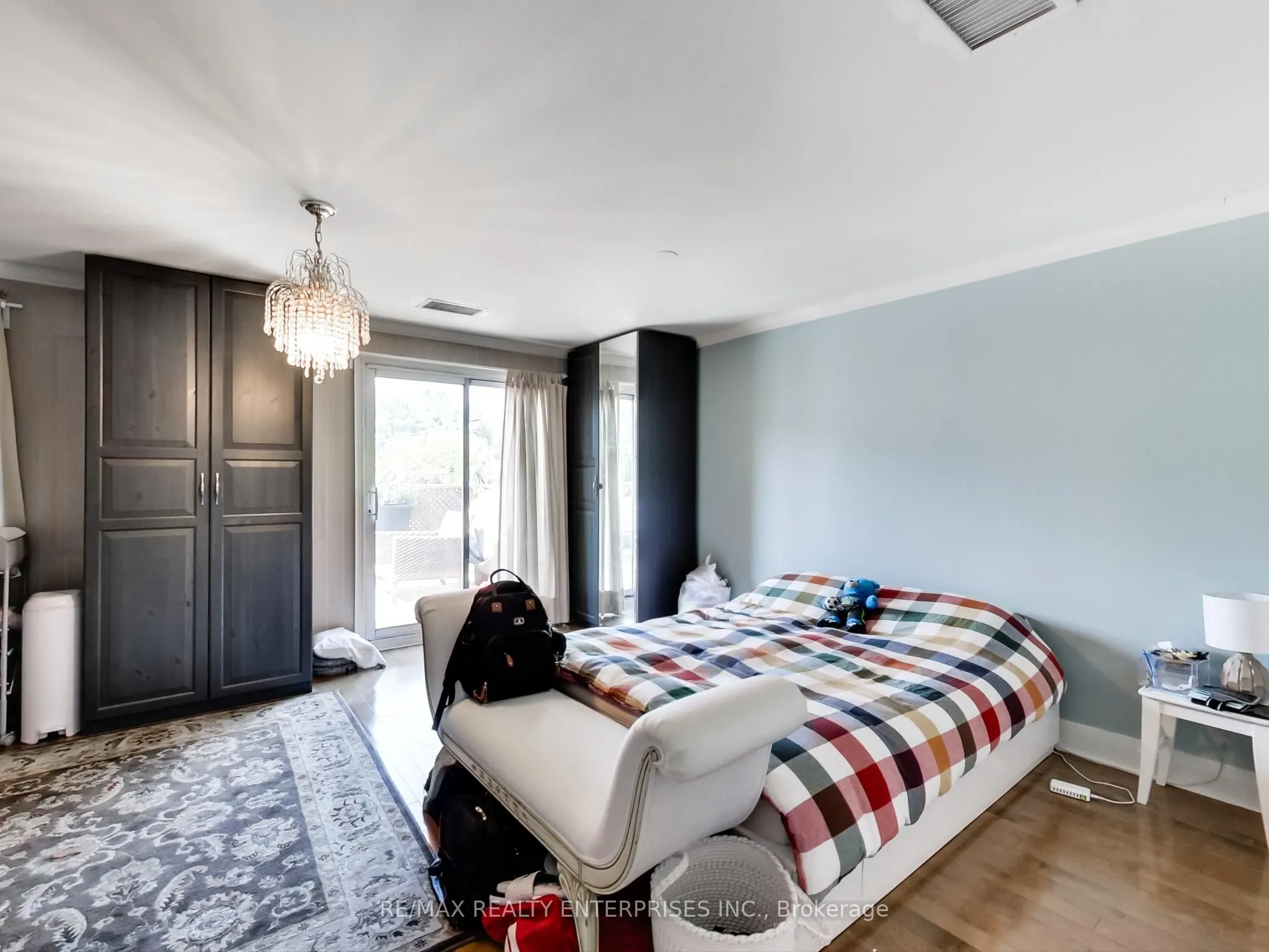 1735 Lakeshore Road W
