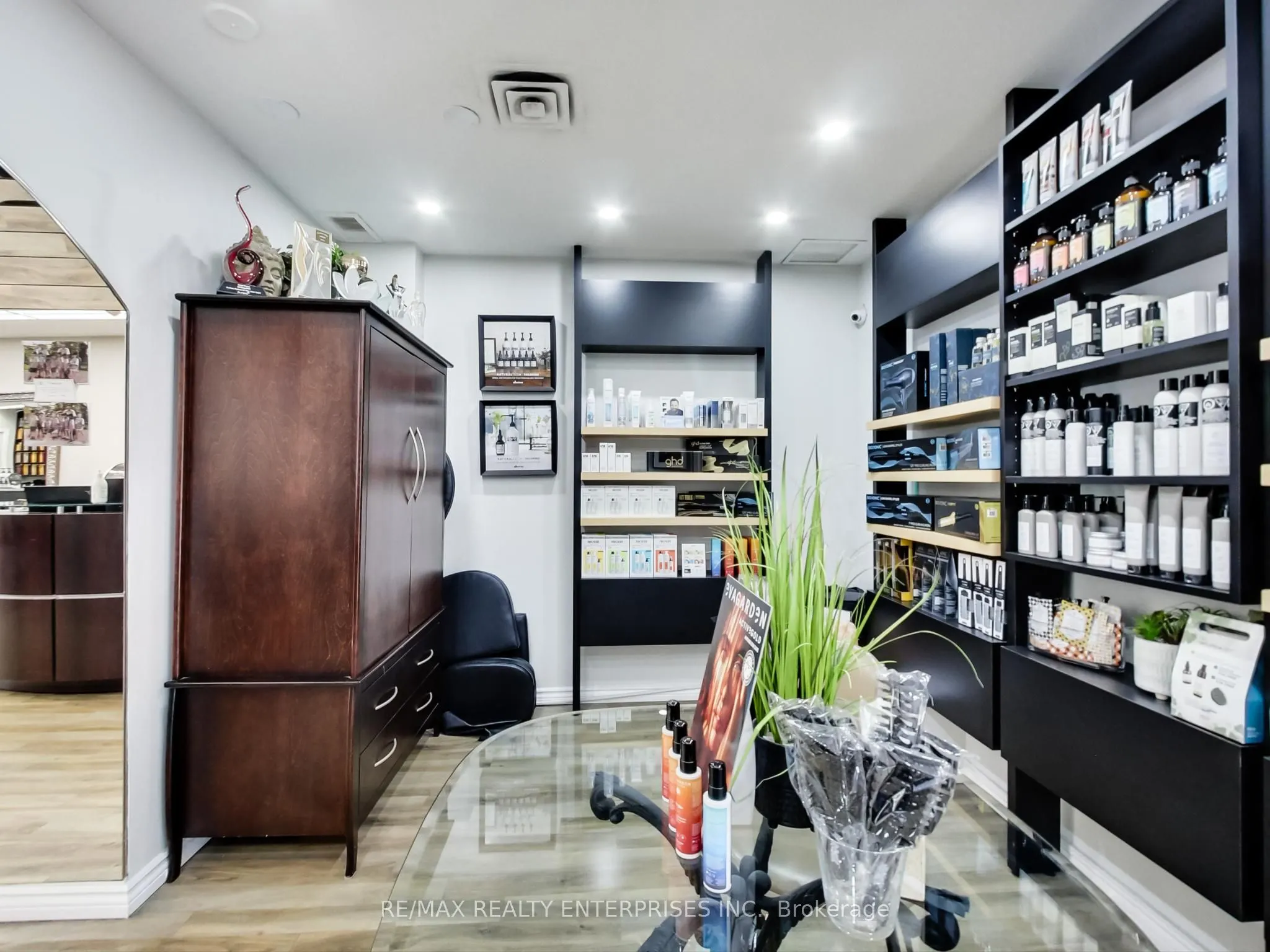 1735 Lakeshore Road W
