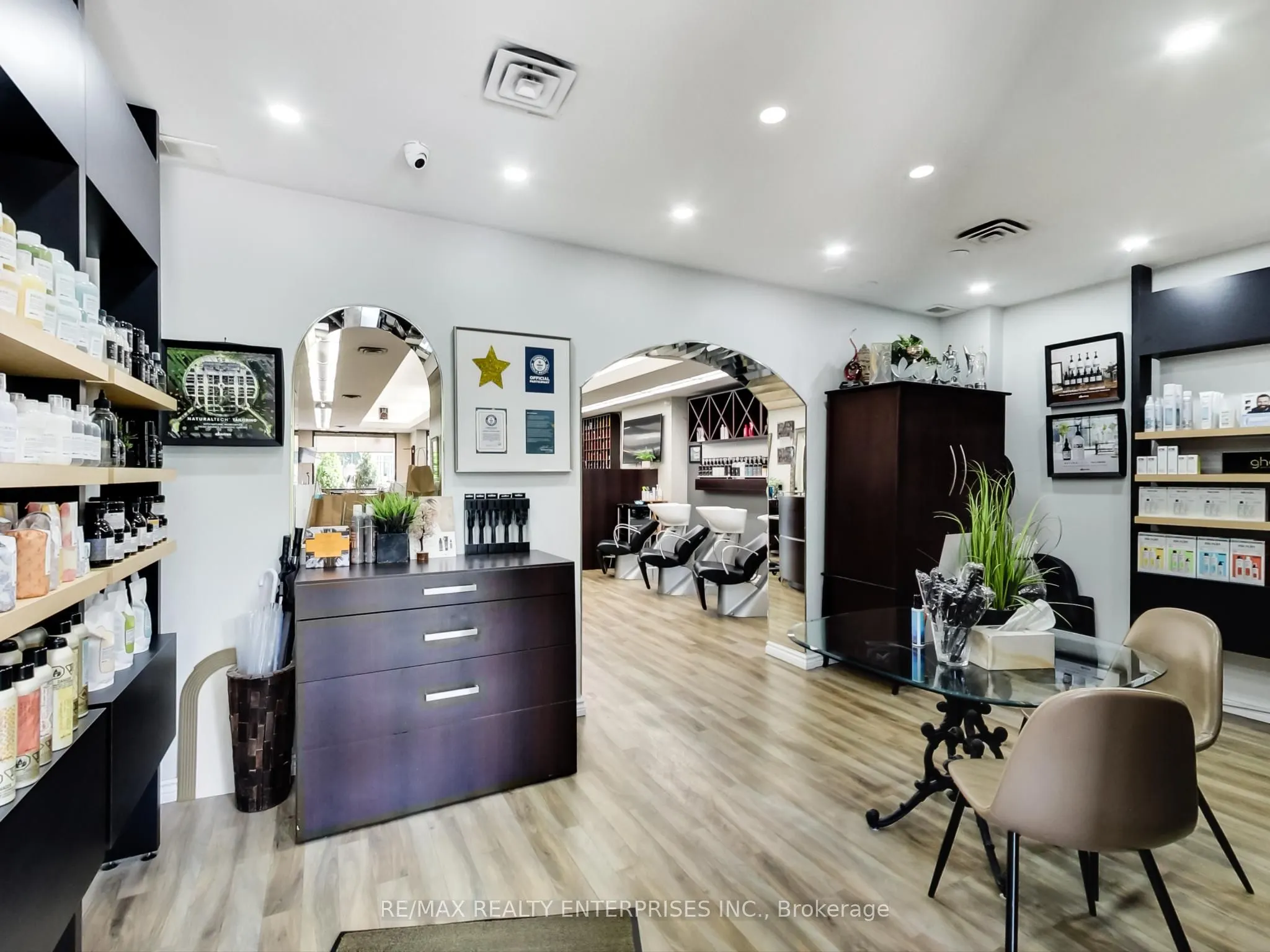 1735 Lakeshore Road W